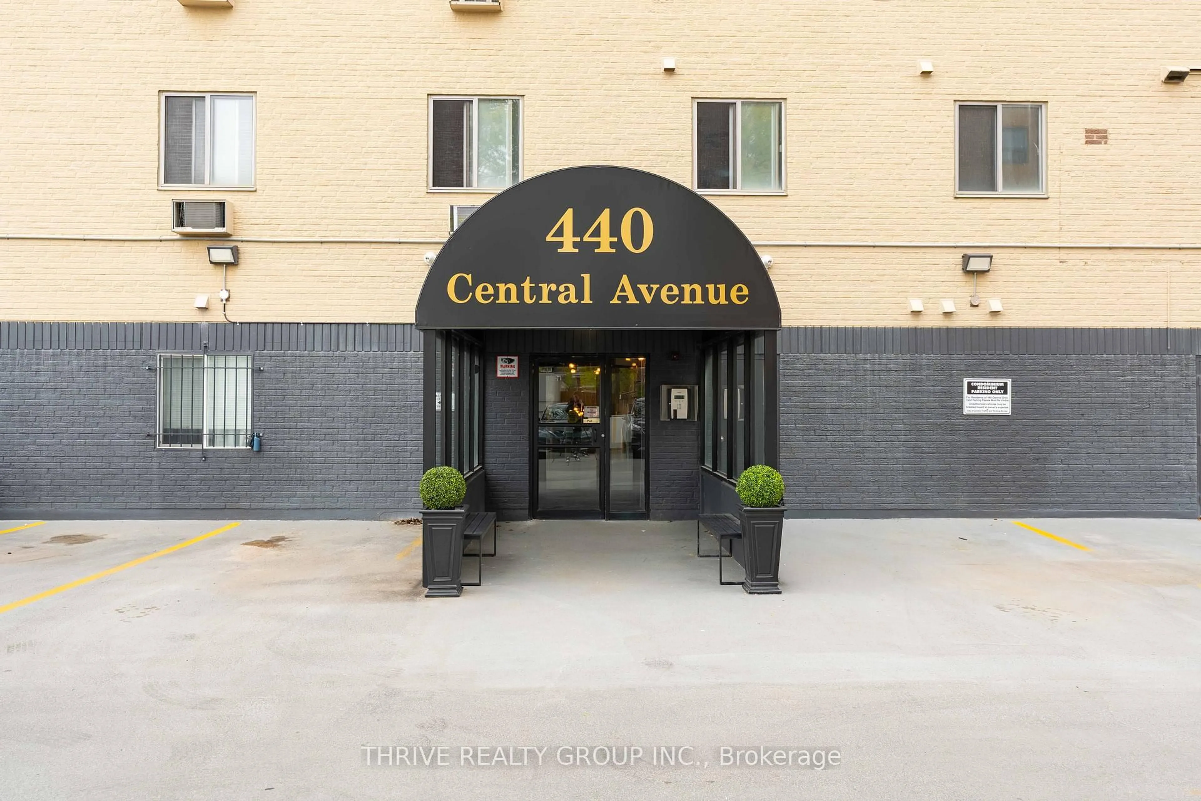 Indoor foyer for 440 Central Ave #303, London East Ontario N6B 2E5