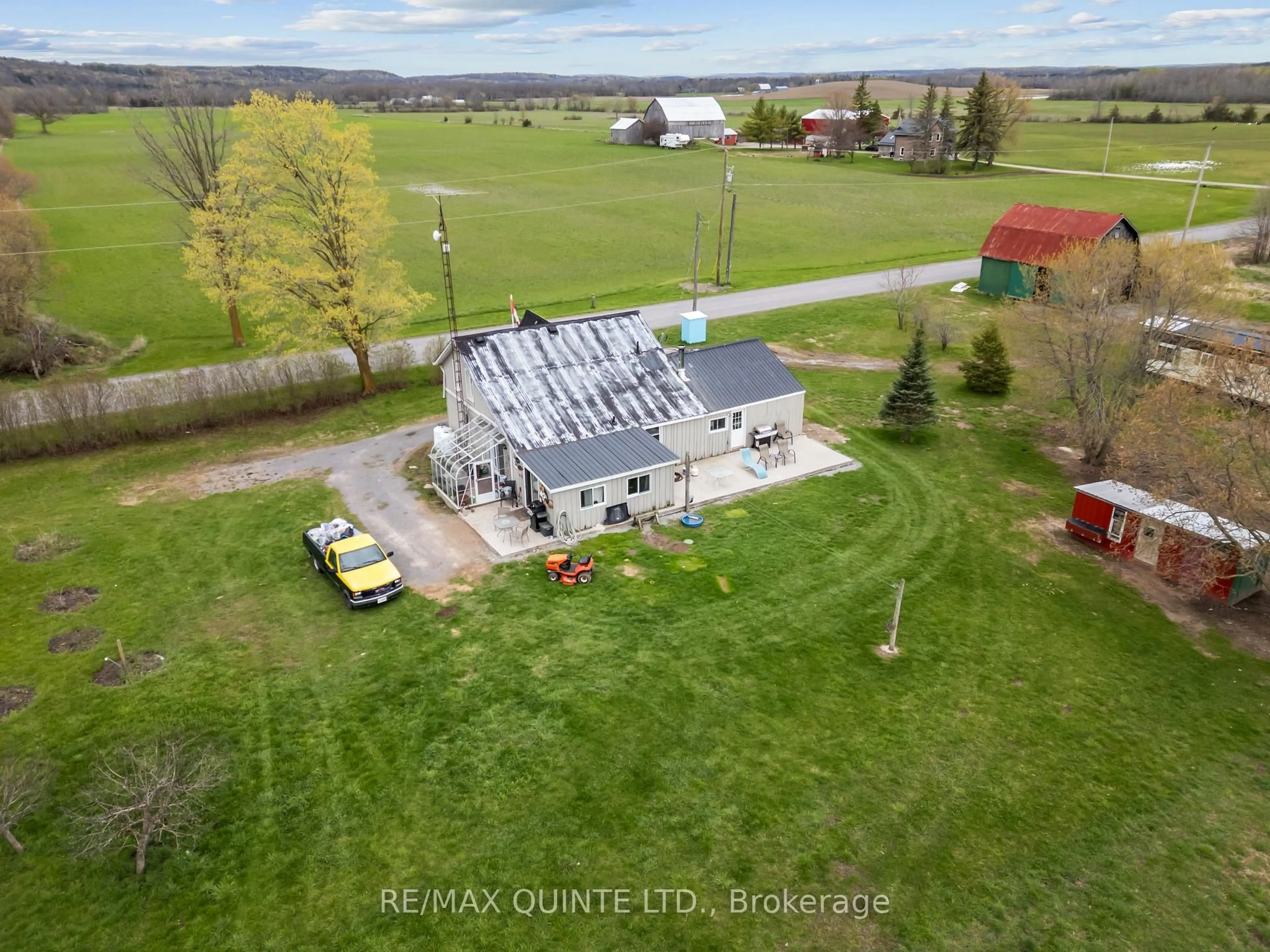 A pic from outside/outdoor area/front of a property/back of a property/a pic from drone, building for 912 Carmel Rd, Stirling Ontario K0K 3E0