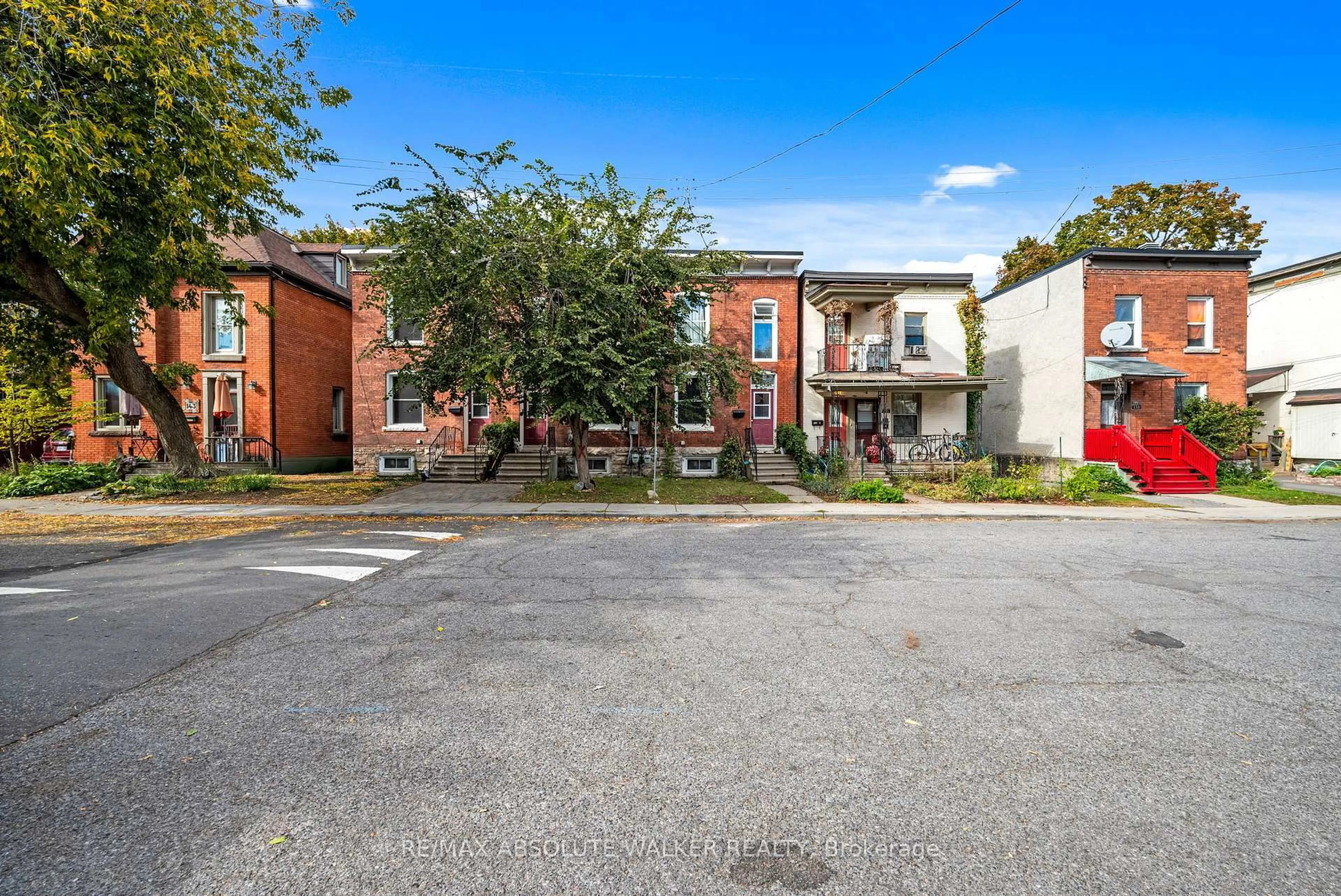 A pic from outside/outdoor area/front of a property/back of a property/a pic from drone, street for 141 Primrose Ave, Ottawa Ontario K1R 6M4