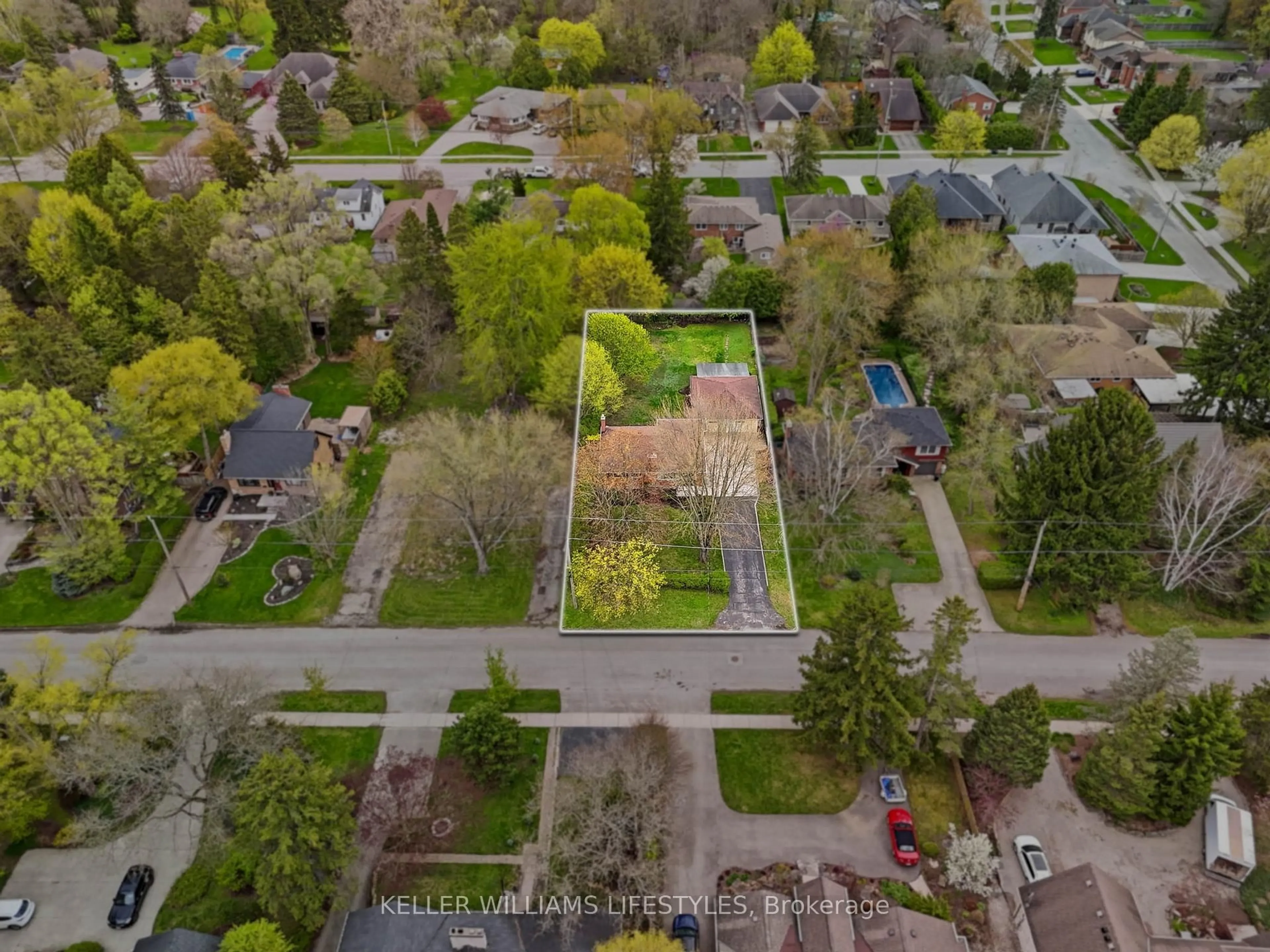 A pic from outside/outdoor area/front of a property/back of a property/a pic from drone, street for 543 Elmdale Ave, London North Ontario N5X 1H5