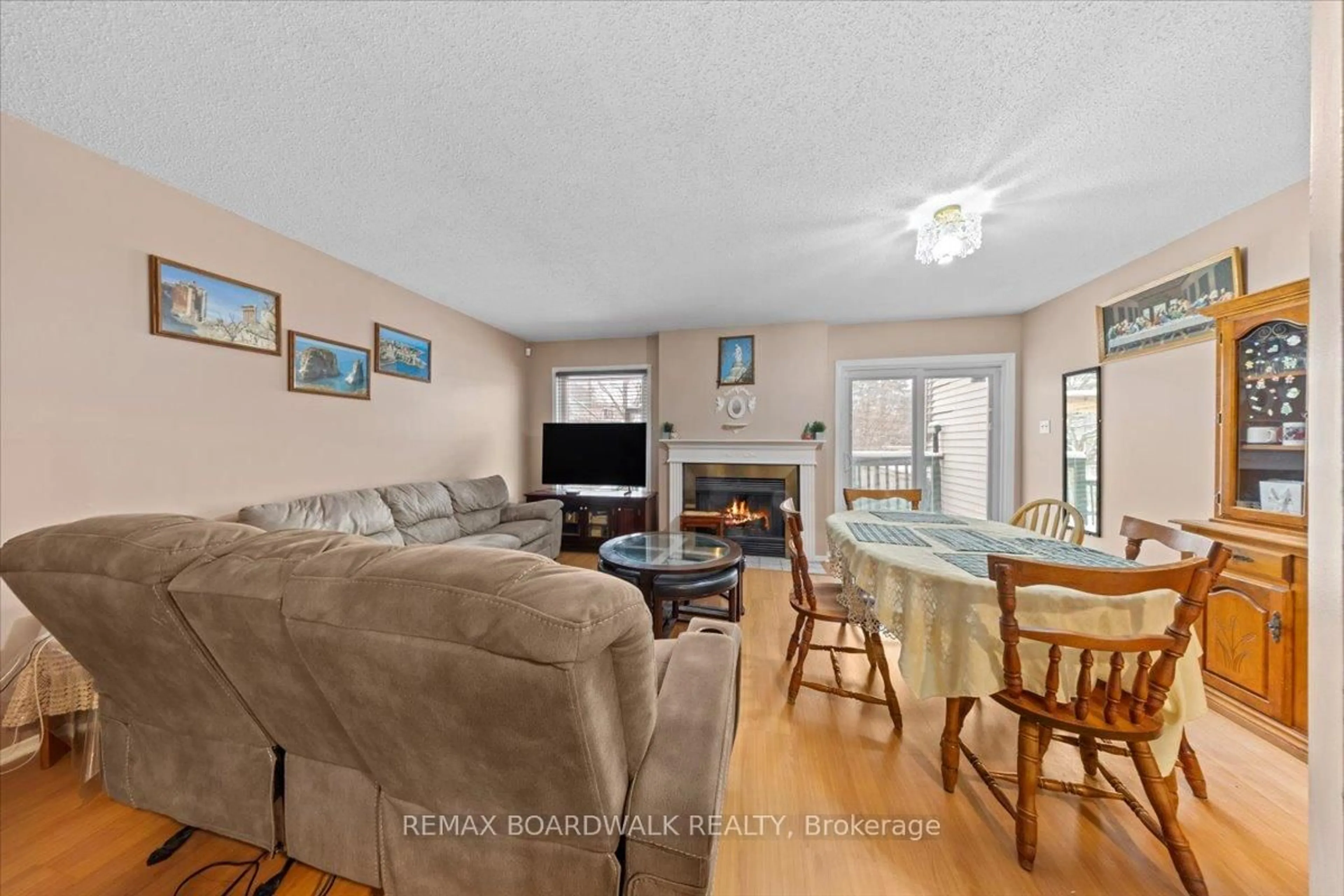 Living room with furniture, unknown for 1516 Briarfield Cres, Ottawa Ontario K4A 1W6