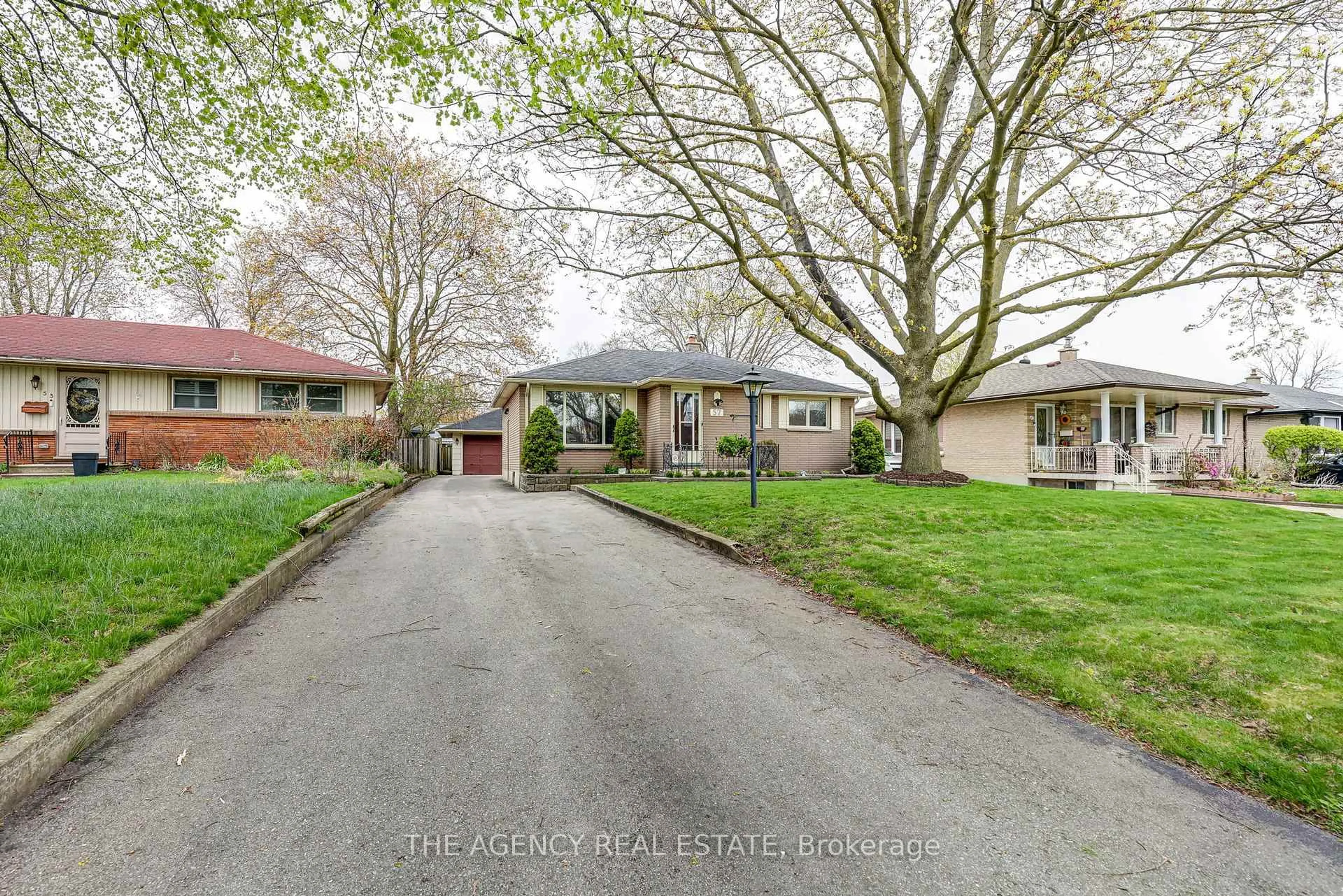 A pic from outside/outdoor area/front of a property/back of a property/a pic from drone, street for 57 Laurentian Dr, London East Ontario N5W 1N8
