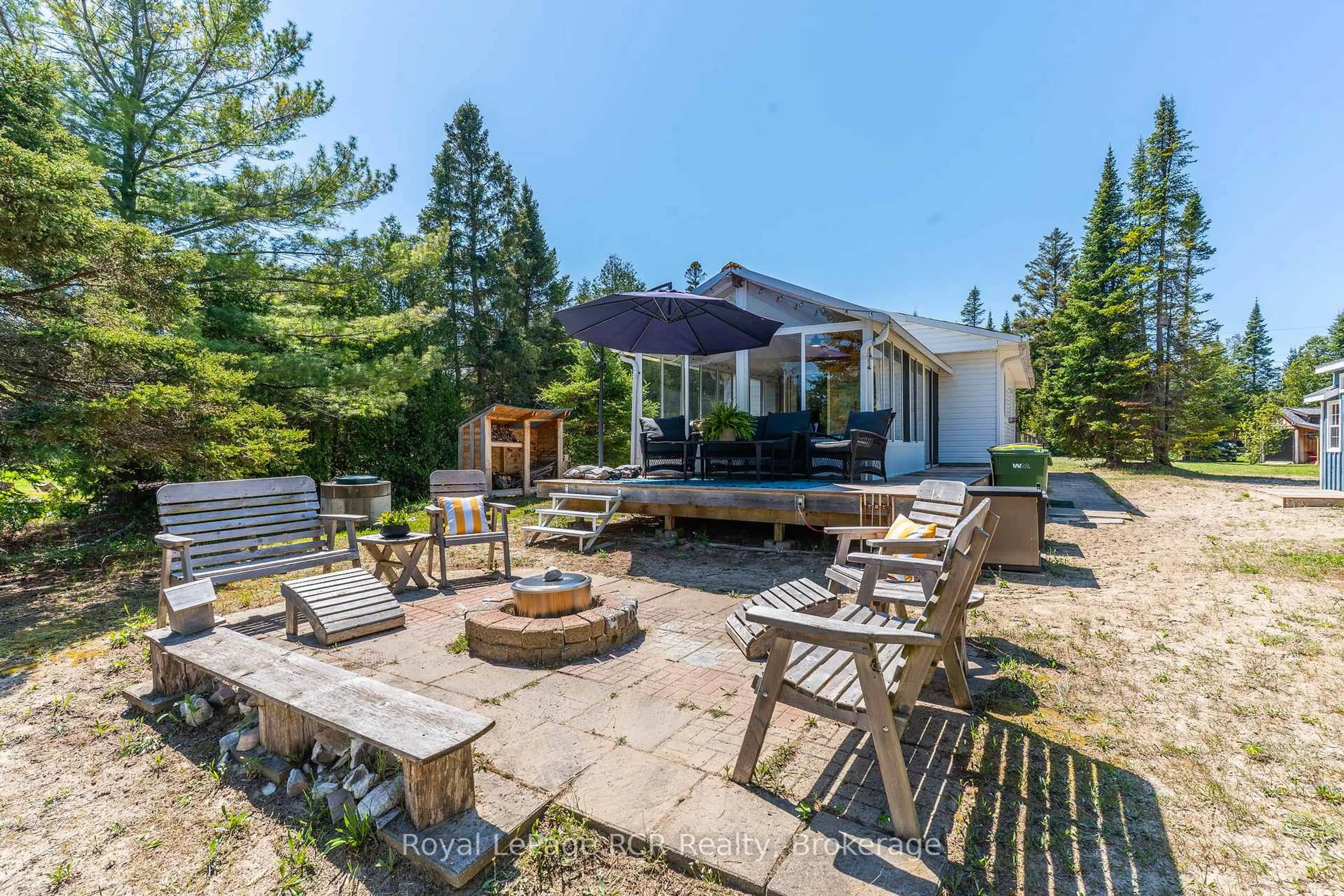Patio, water/lake/river/ocean view for 31 Sog-Je-Wa-Sa Dr, Native Leased Lands Ontario N0H 2G0