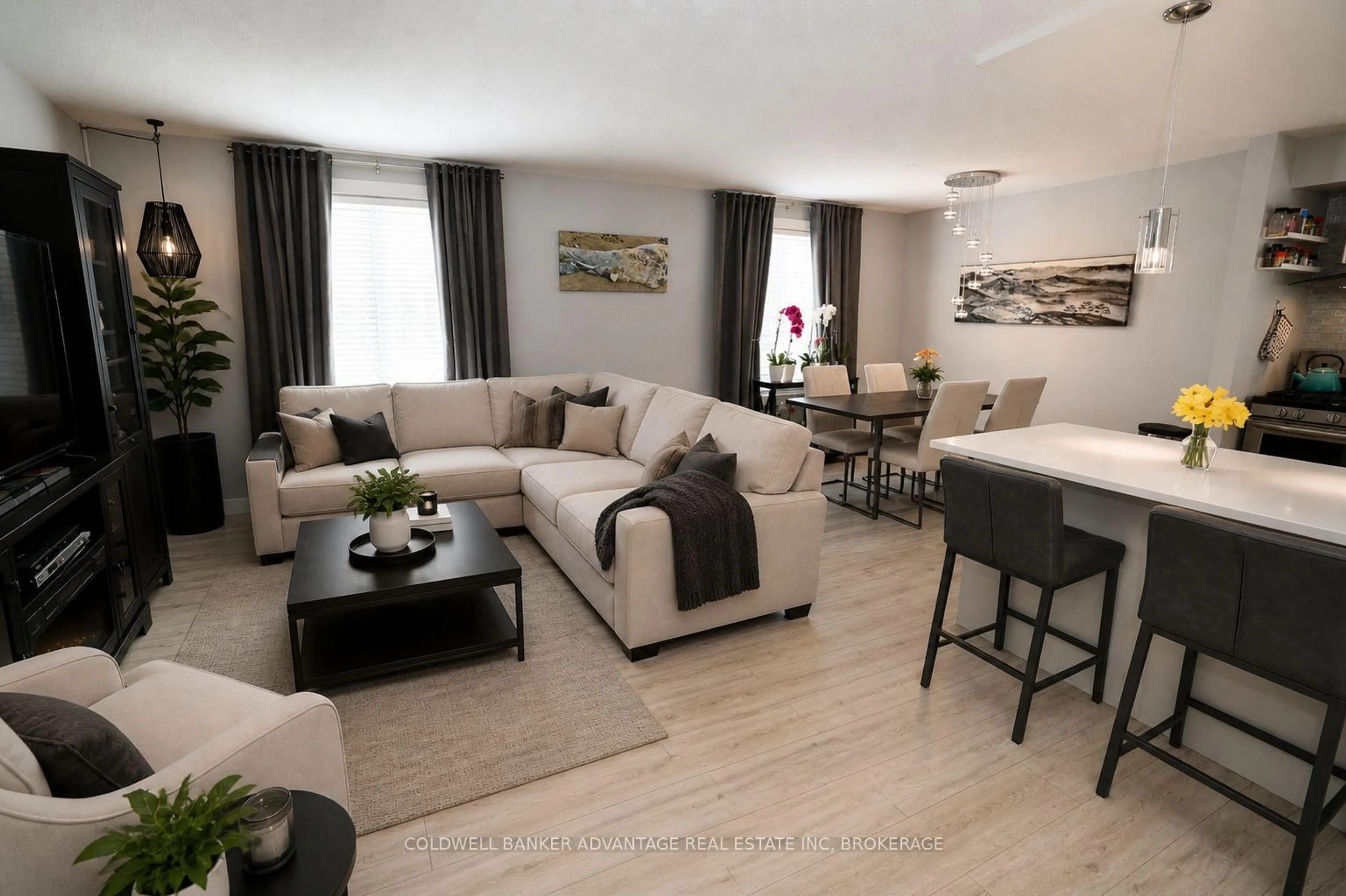 Living room with furniture, wood/laminate floor for 29 Willcher Dr, St. Catharines Ontario L2M 6R2
