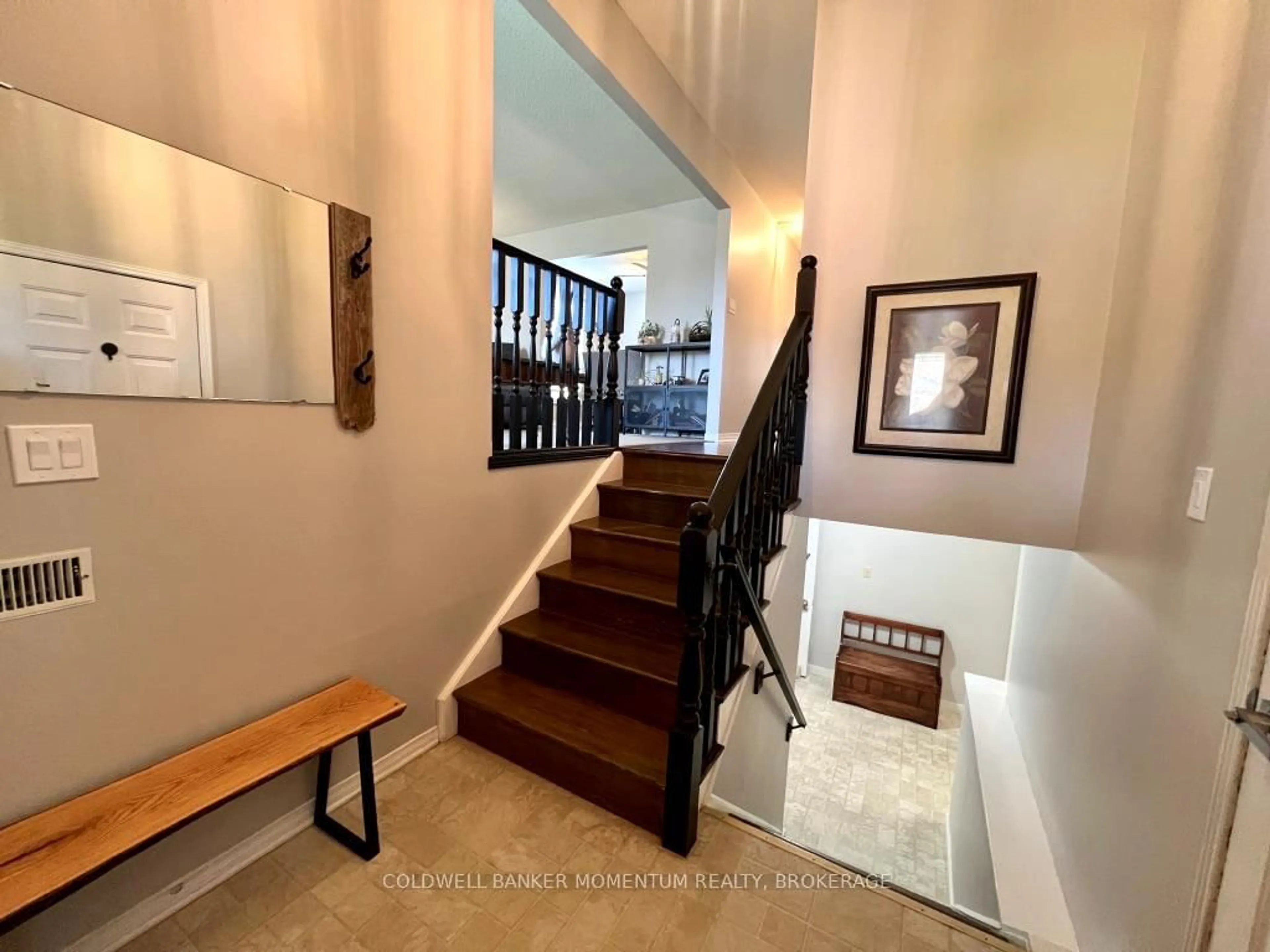 Indoor foyer for 3908 Old Orchard Way, Lincoln Ontario L0R 2C0