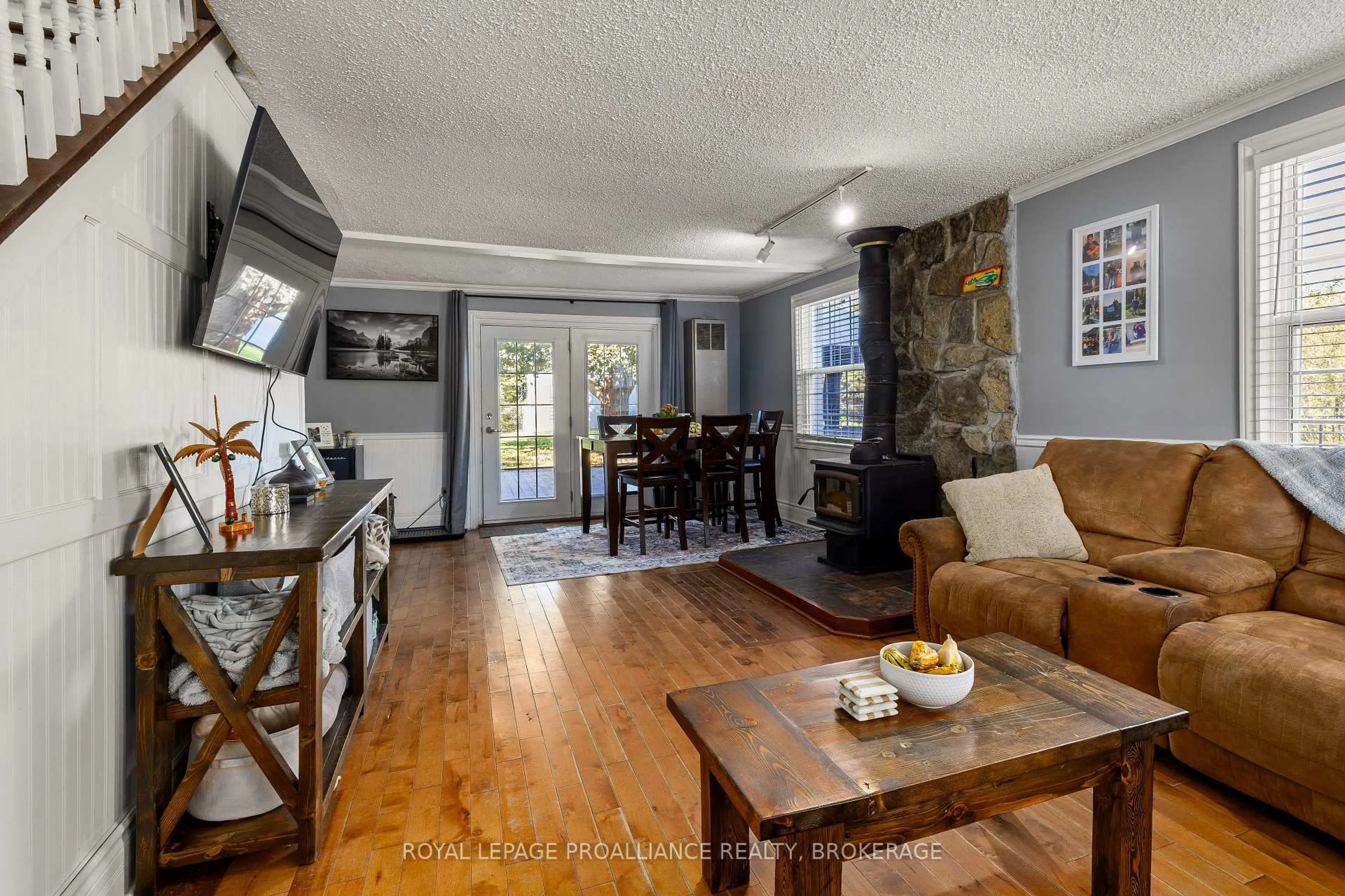 Living room with furniture, unknown for 6045 Verona St, Verona Ontario K0H 2W0