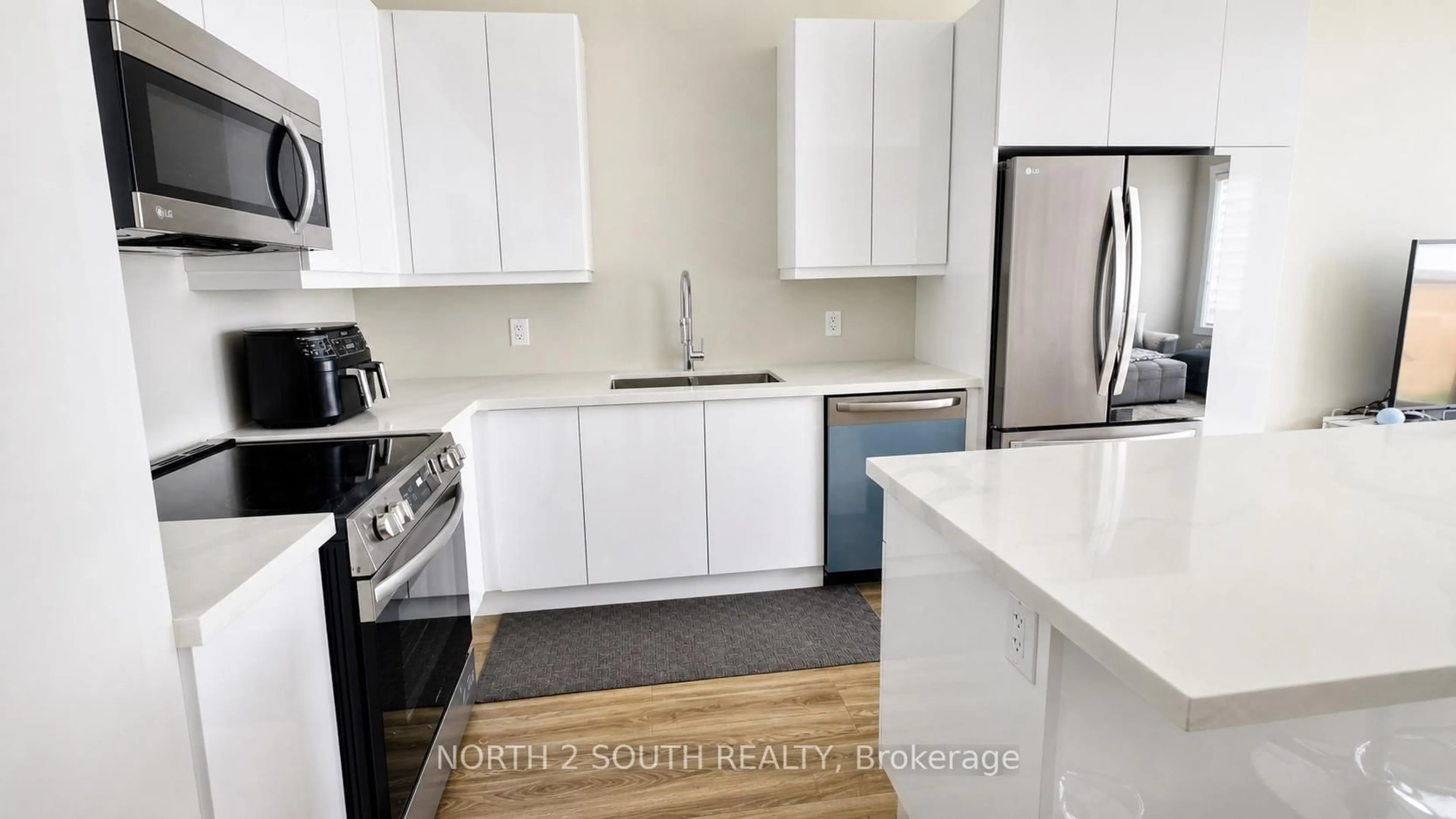 Standard kitchen, unknown for 1064 Hansler Rd, Welland Ontario L3C 7M5