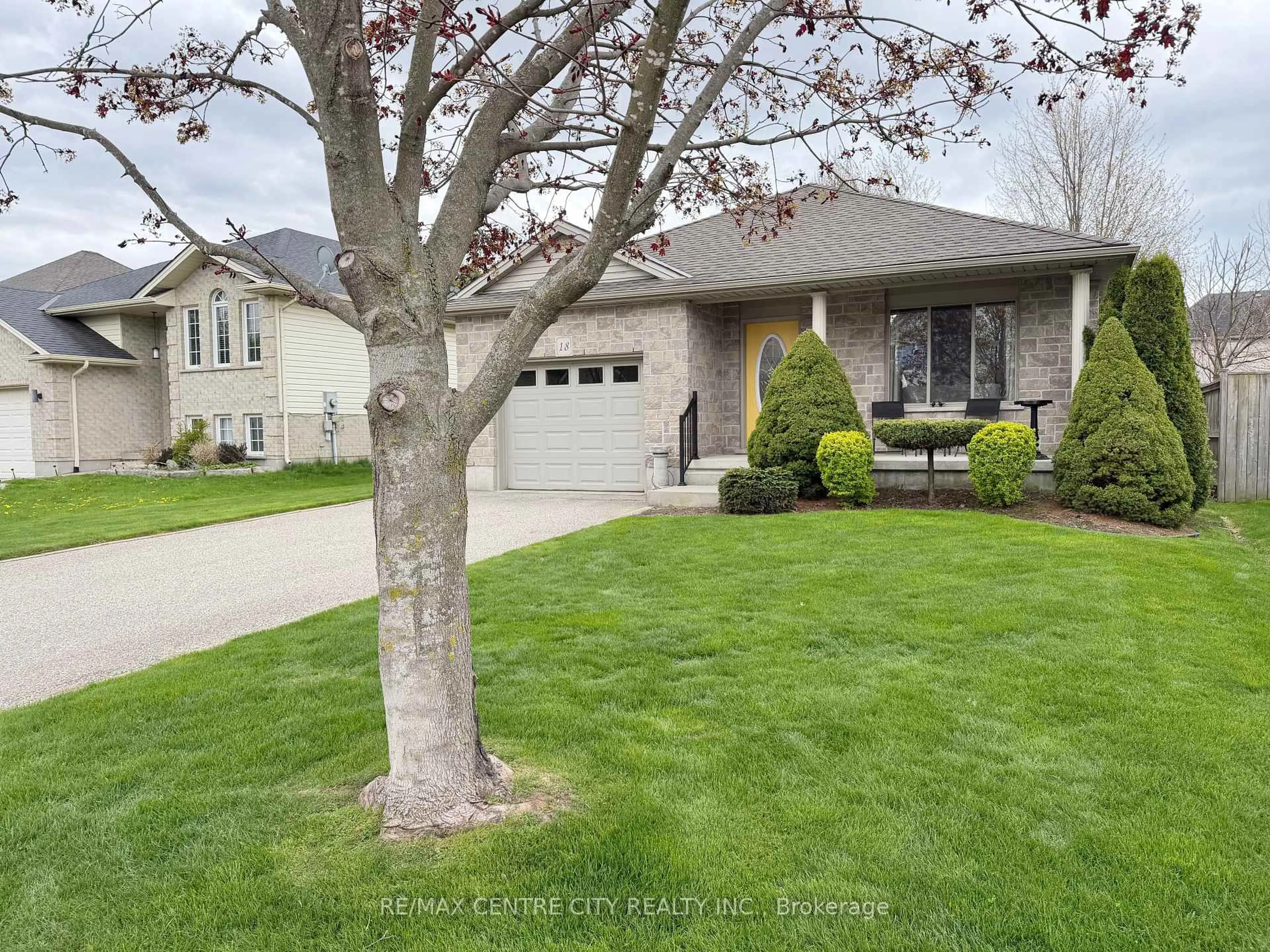 Home with vinyl exterior material, street for 18 Redtail Crt, St. Thomas Ontario N5R 6L6