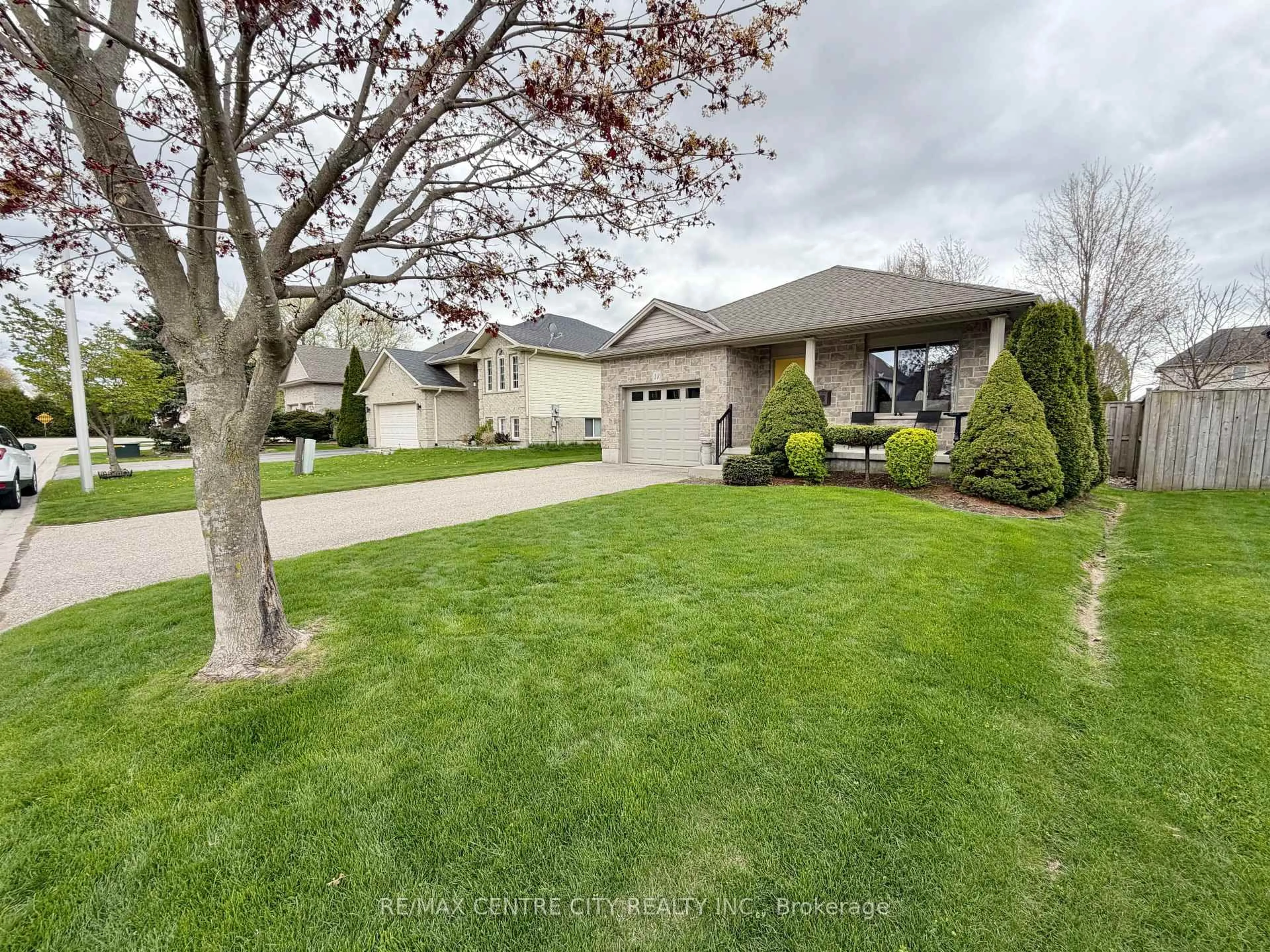 A pic from outside/outdoor area/front of a property/back of a property/a pic from drone, street for 18 Redtail Crt, St. Thomas Ontario N5R 6L6