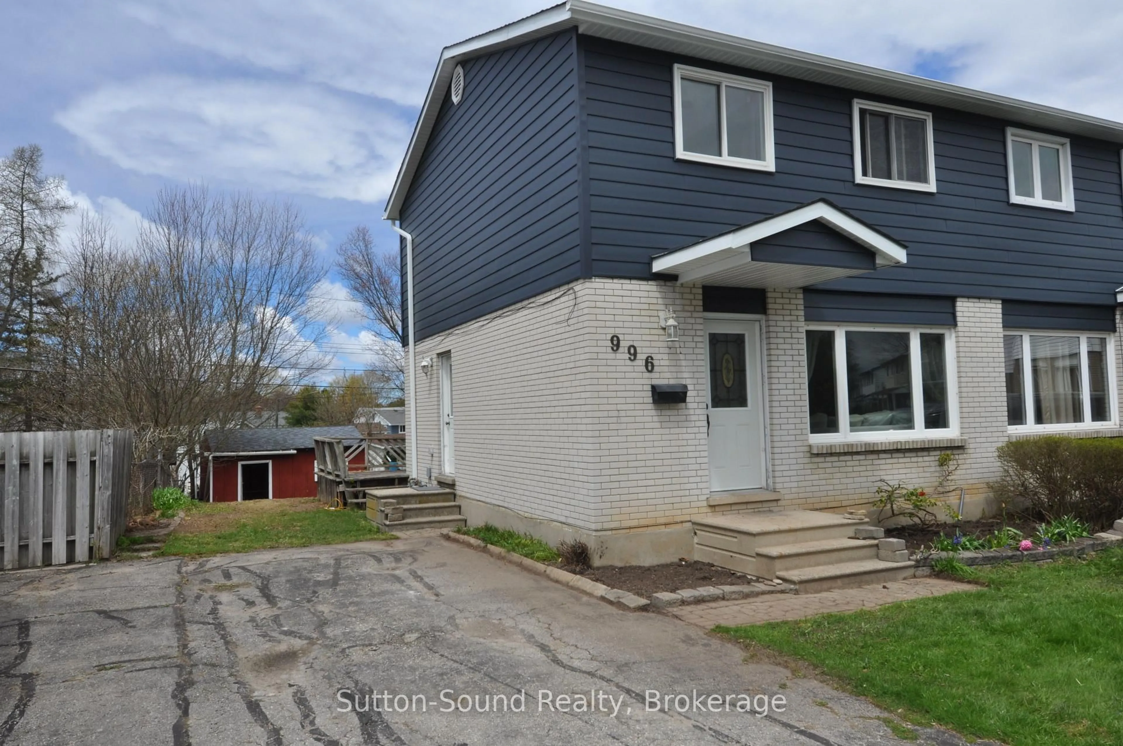 Home with vinyl exterior material, street for 996 15th B St, Owen Sound Ontario N4K 1Y4
