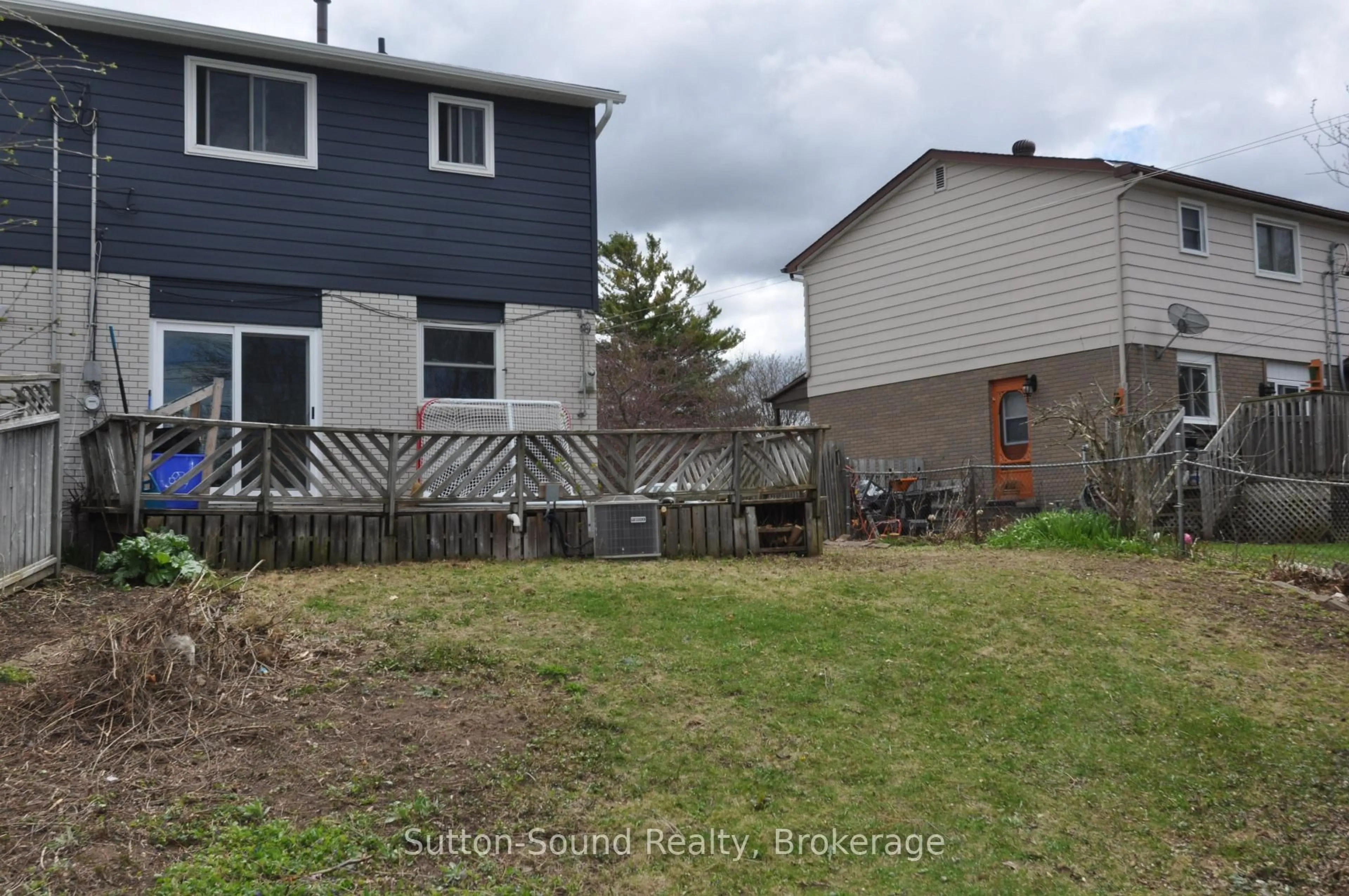 A pic from outside/outdoor area/front of a property/back of a property/a pic from drone, street for 996 15th B St, Owen Sound Ontario N4K 1Y4