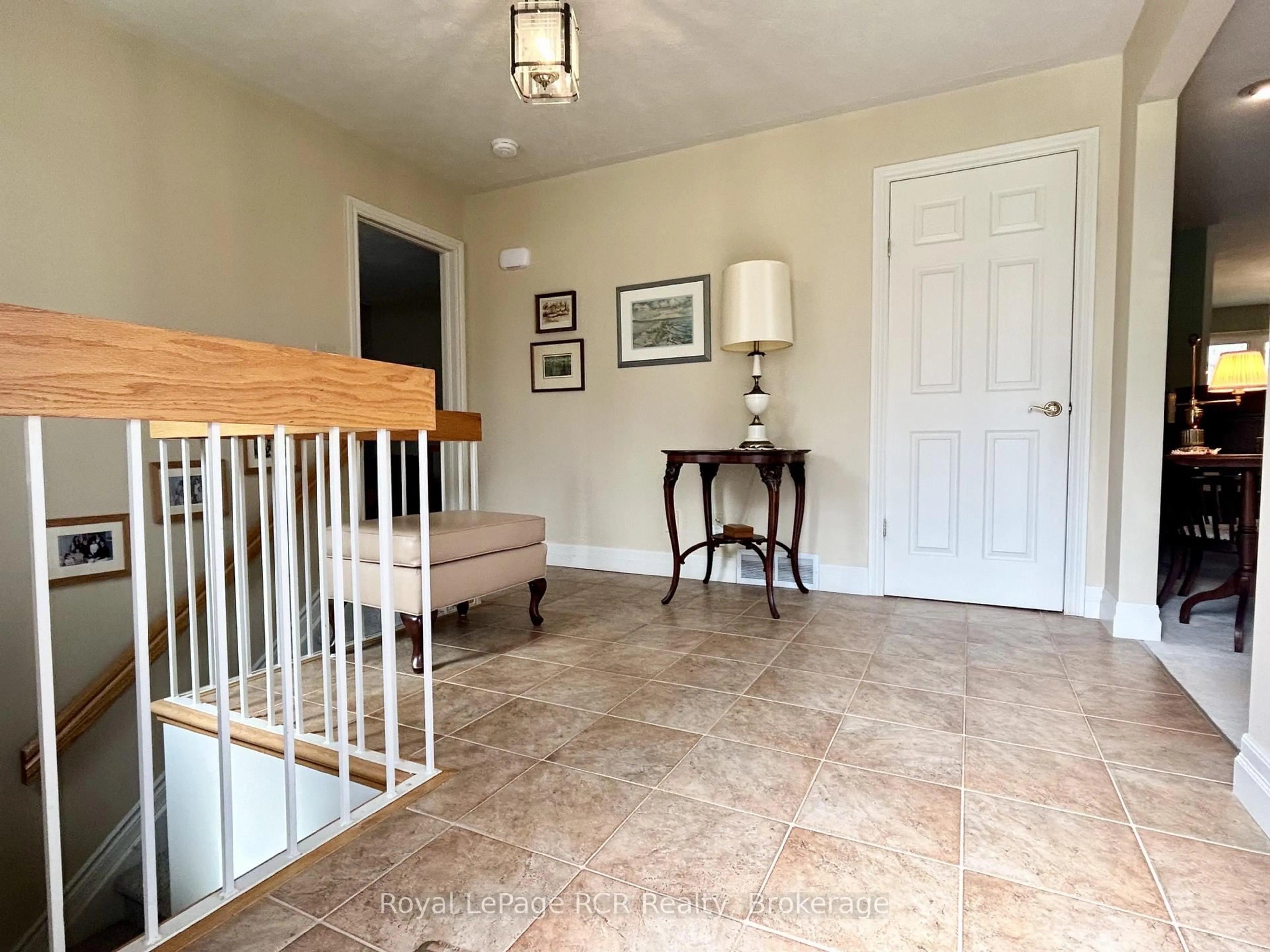 Indoor entryway for 35 5th St, Owen Sound Ontario N4K 1C4