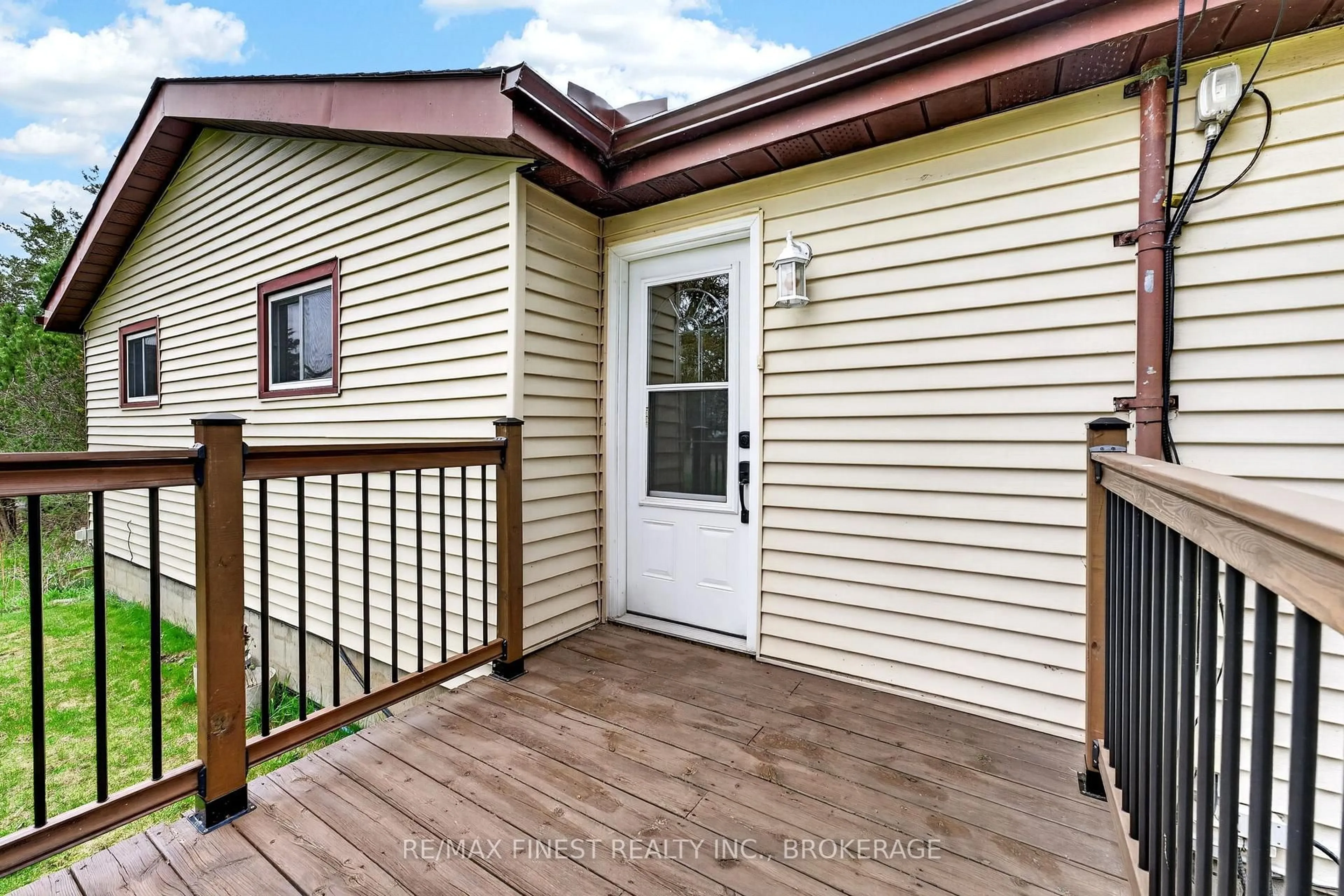 Home with vinyl exterior material, unknown for 8 Sunrise Crt, Prince Edward County Ontario K8N 4Z7