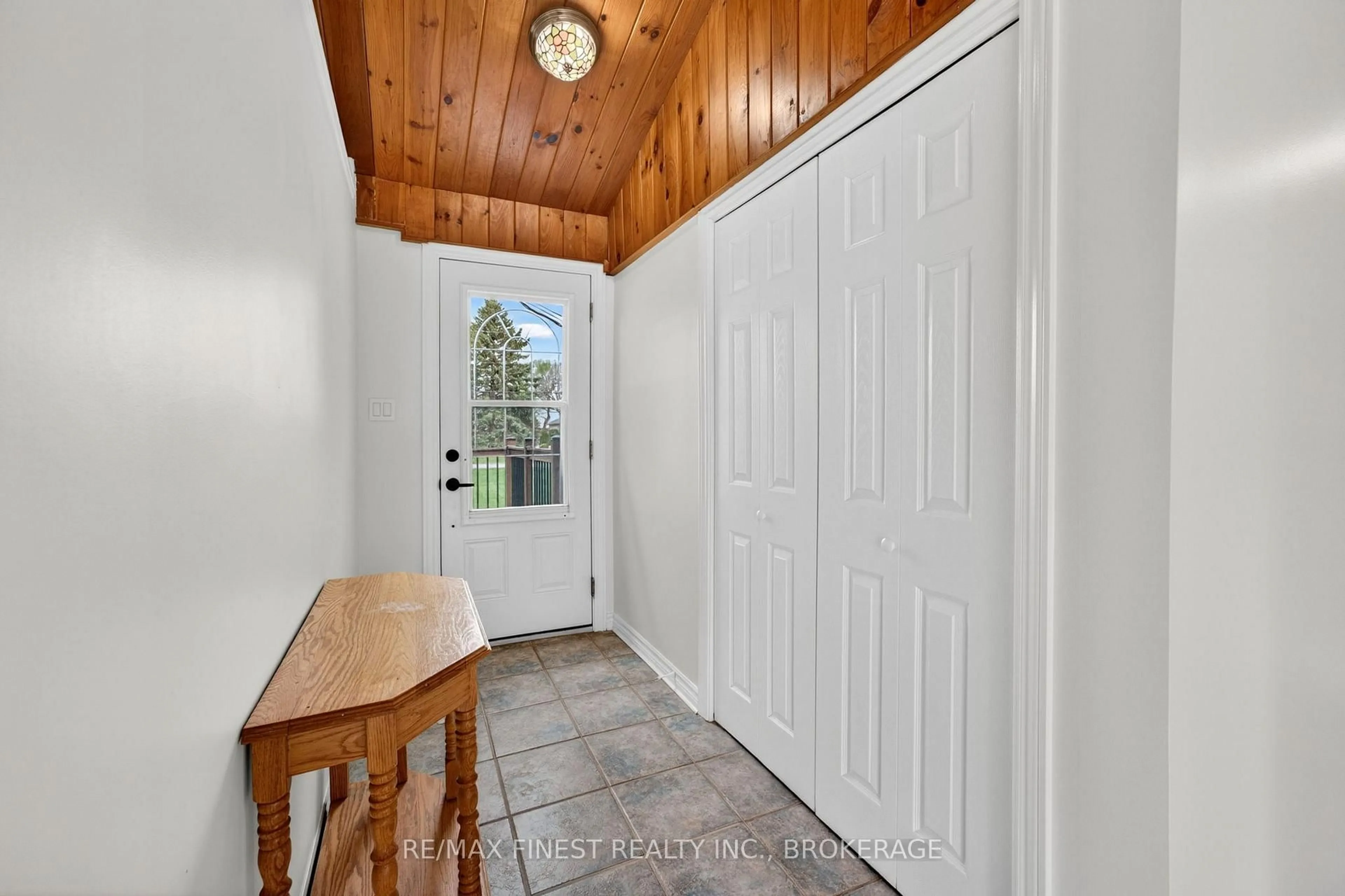 Indoor entryway for 8 Sunrise Crt, Prince Edward County Ontario K8N 4Z7