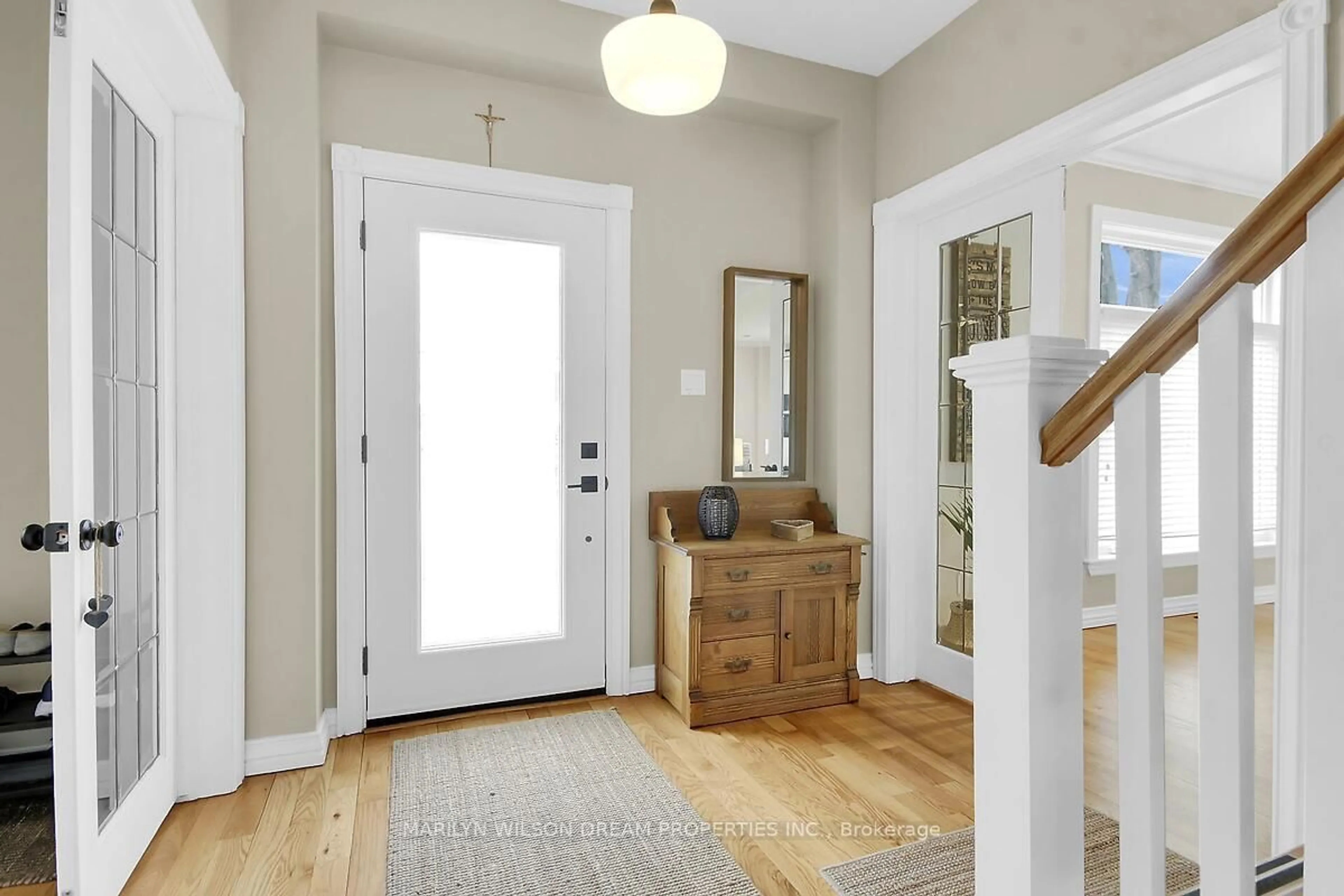 Indoor entryway for 3276 Barlow Cres, Ottawa Ontario K0A 1T0