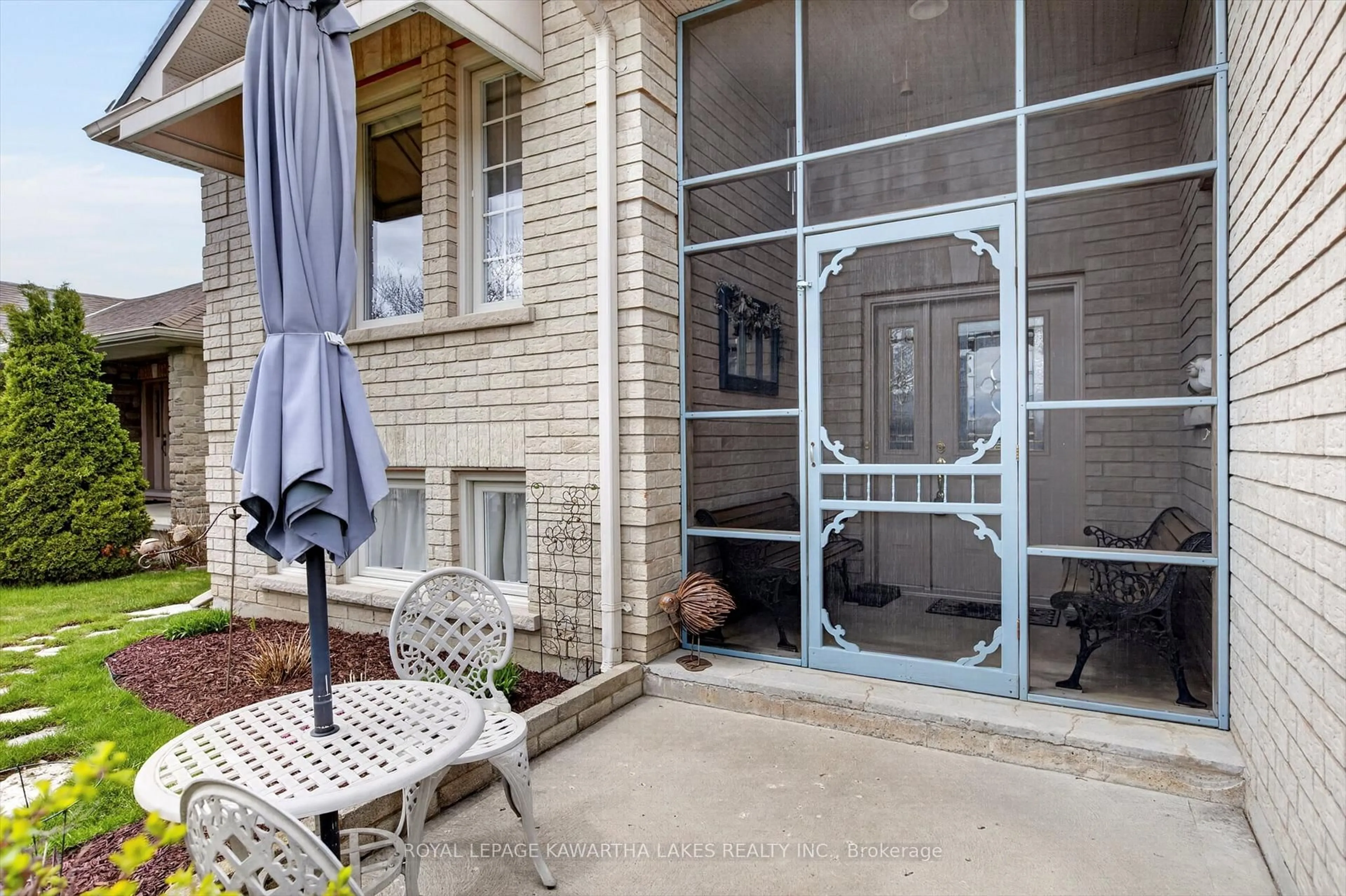 Patio, street for 376 Wallace Dr, Kawartha Lakes Ontario K9V 6K7