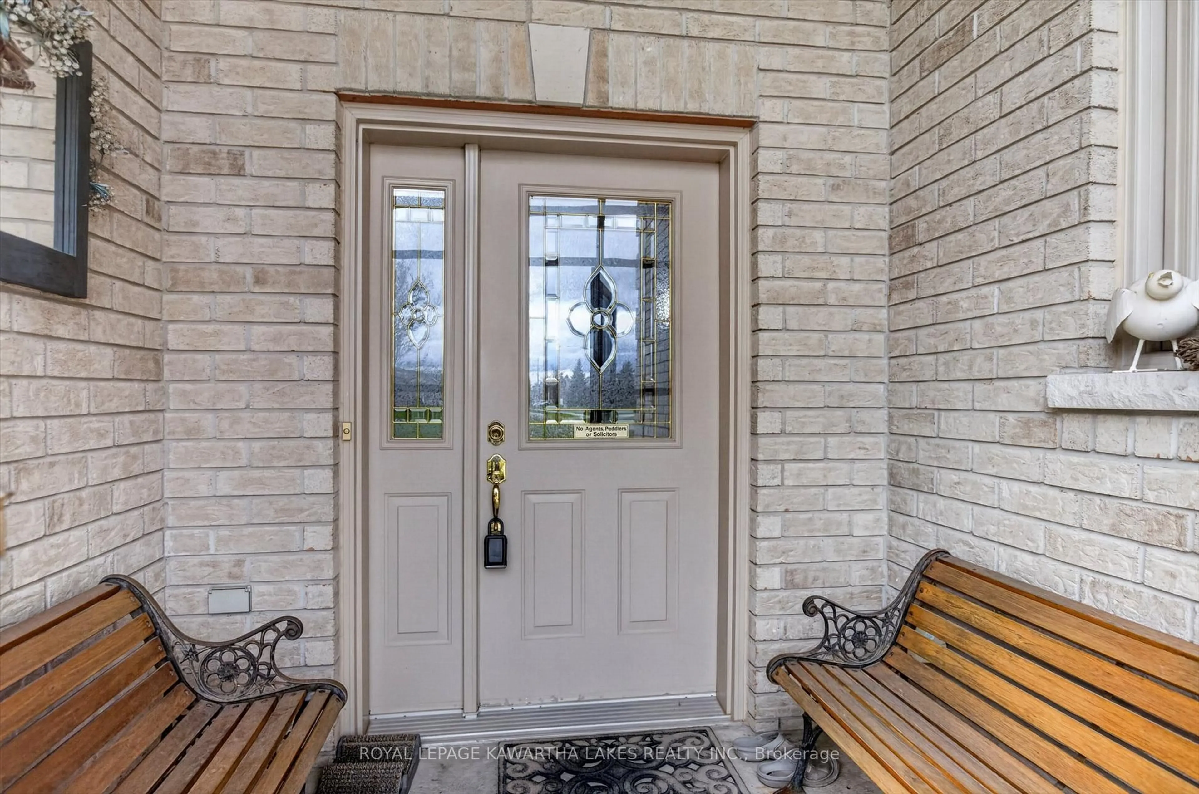 Indoor entryway for 376 Wallace Dr, Kawartha Lakes Ontario K9V 6K7