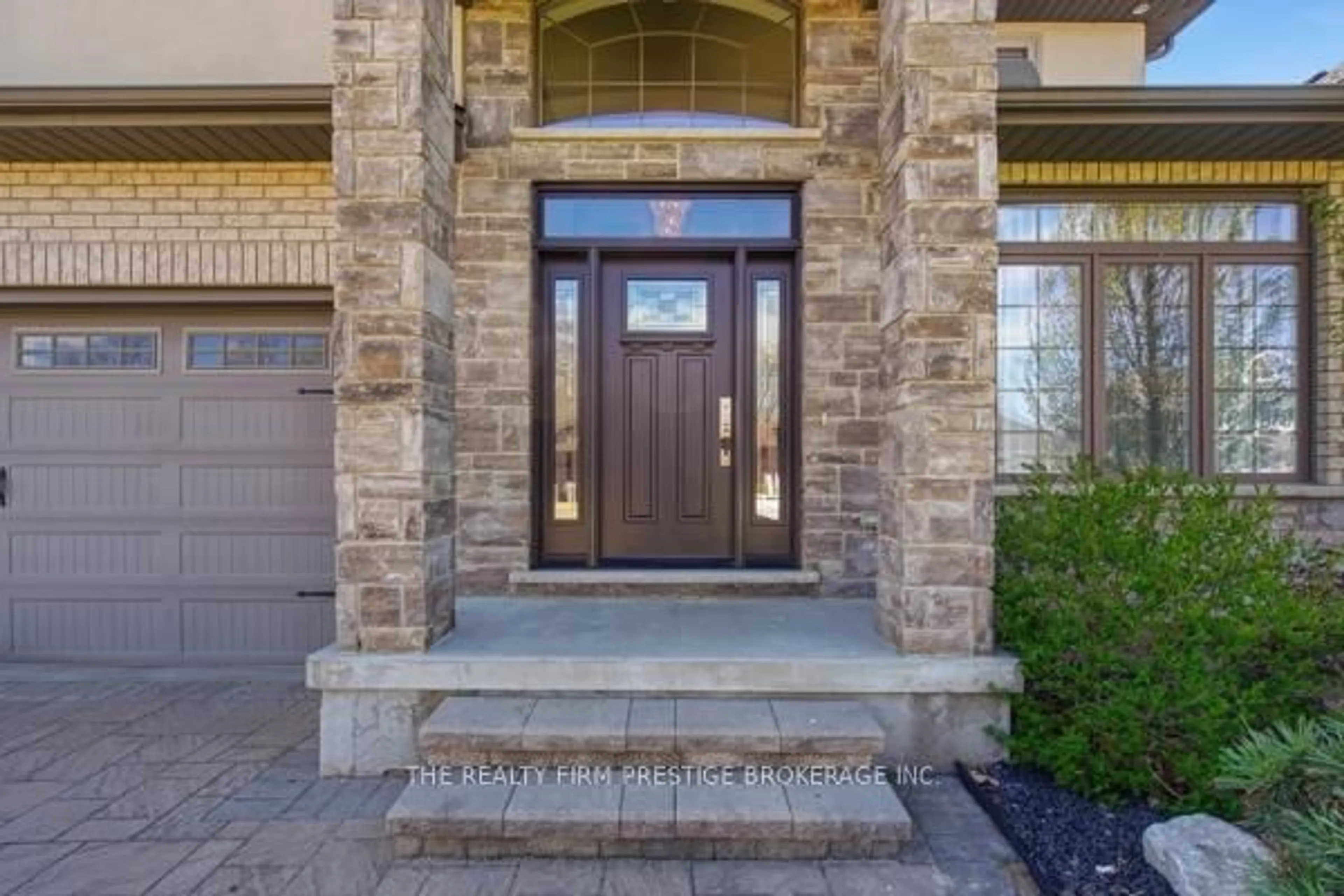 Indoor entryway for 38 Veale Cres, Strathroy-Caradoc Ontario N7G 0C9