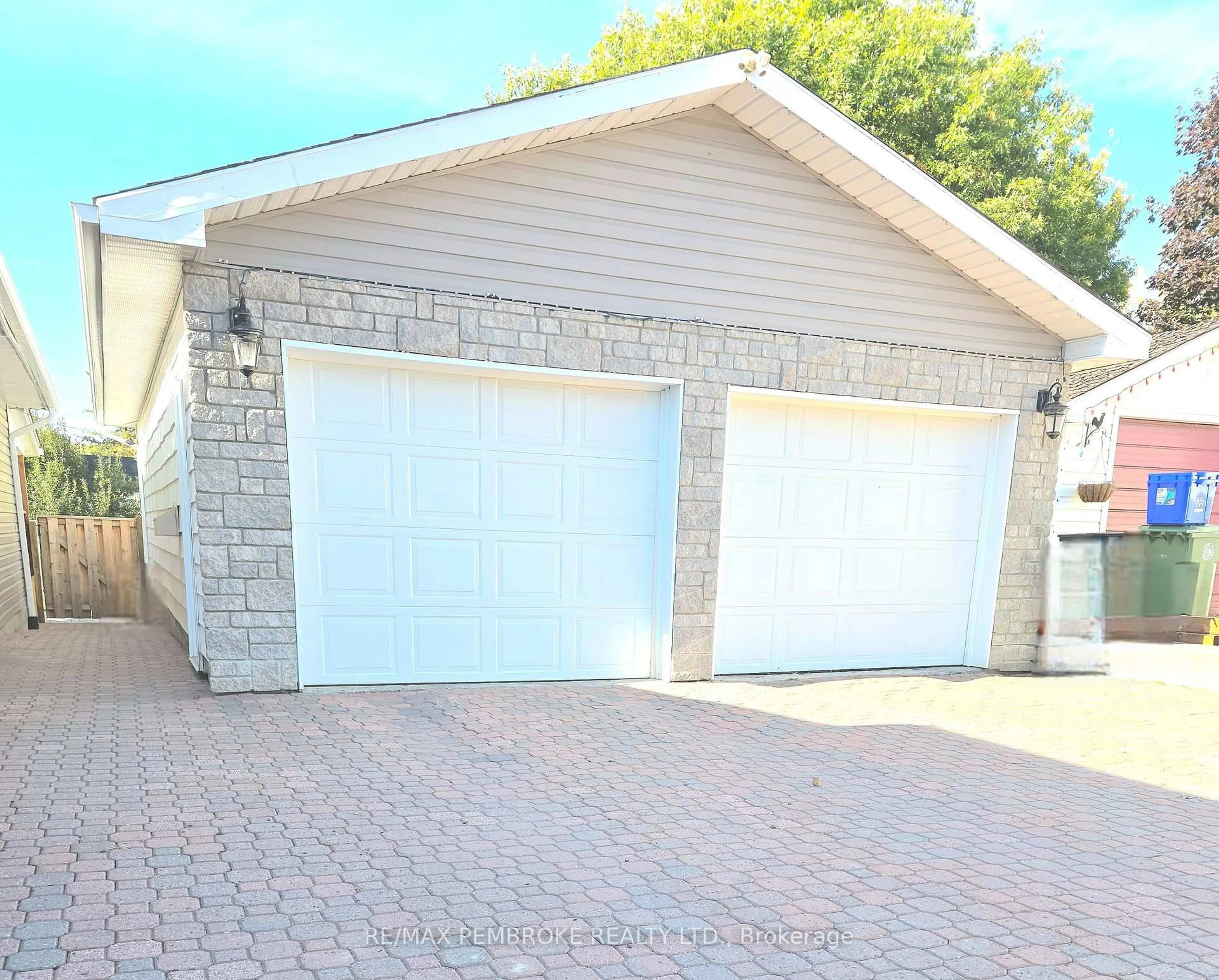 Indoor garage for 560 Boundary Rd, Pembroke Ontario K8A 6M3