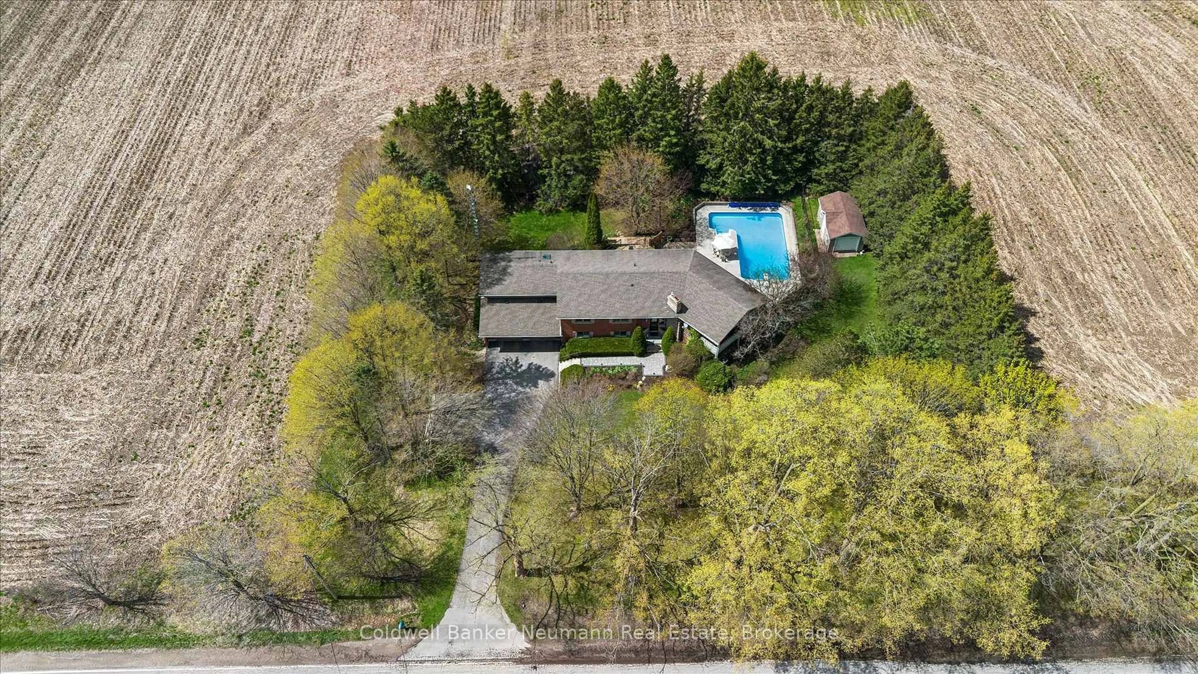 A pic from outside/outdoor area/front of a property/back of a property/a pic from drone, street for 7690 Mill Rd, Guelph/Eramosa Ontario N1H 6J1