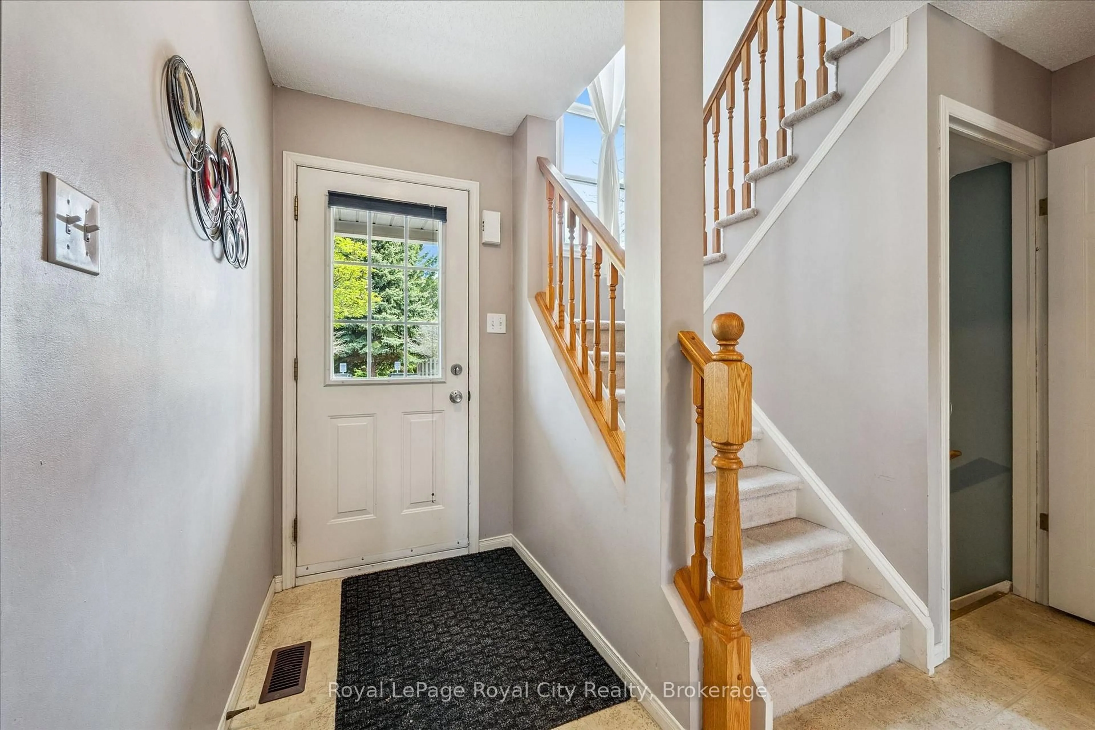 Indoor entryway for 240 London Rd #24, Guelph Ontario N1H 8N8
