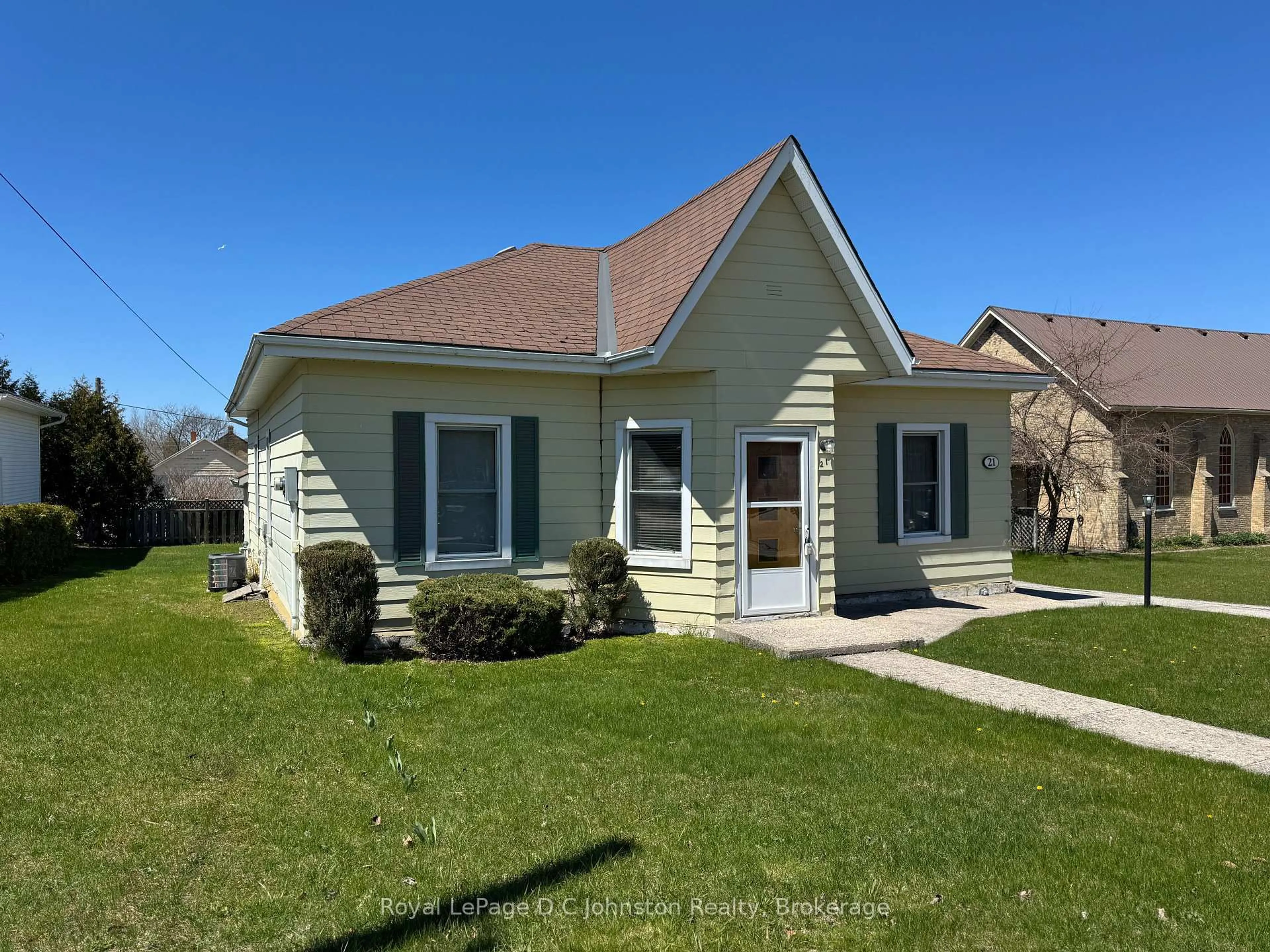Home with vinyl exterior material, street for 21 Victoria St, Saugeen Shores Ontario N0H 2L0