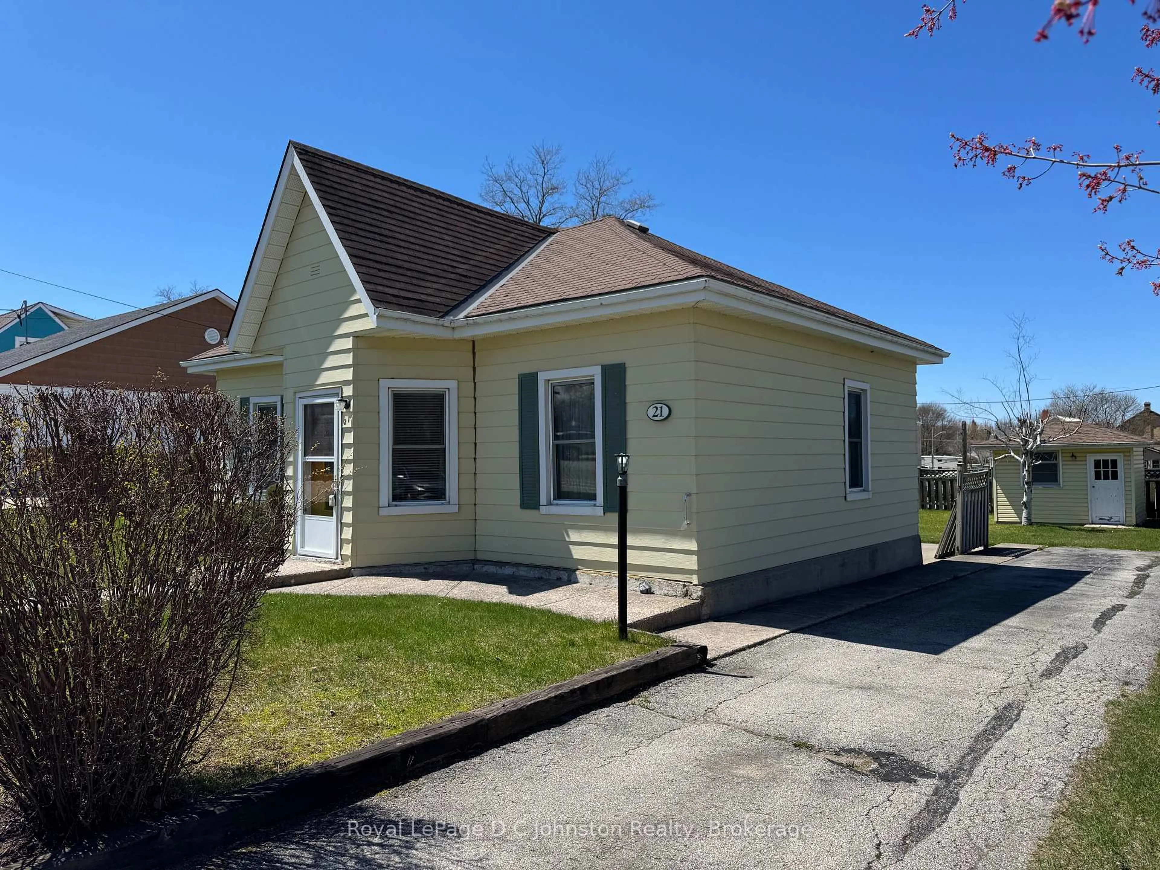 Home with vinyl exterior material, street for 21 Victoria St, Saugeen Shores Ontario N0H 2L0