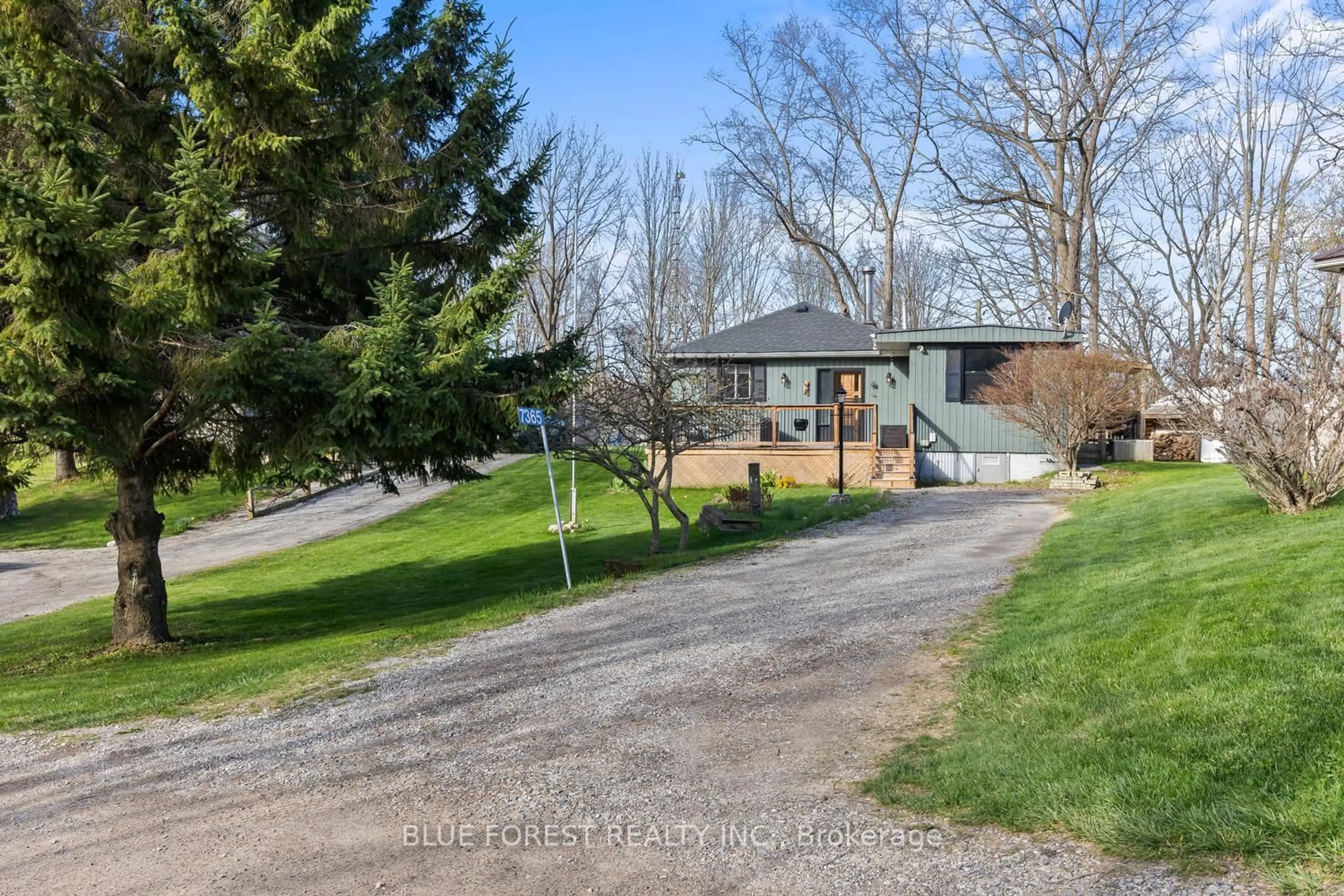 A pic from outside/outdoor area/front of a property/back of a property/a pic from drone, unknown for 7365 FAIRVIEW Dr, Dutton/Dunwich Ontario N0L 2M0