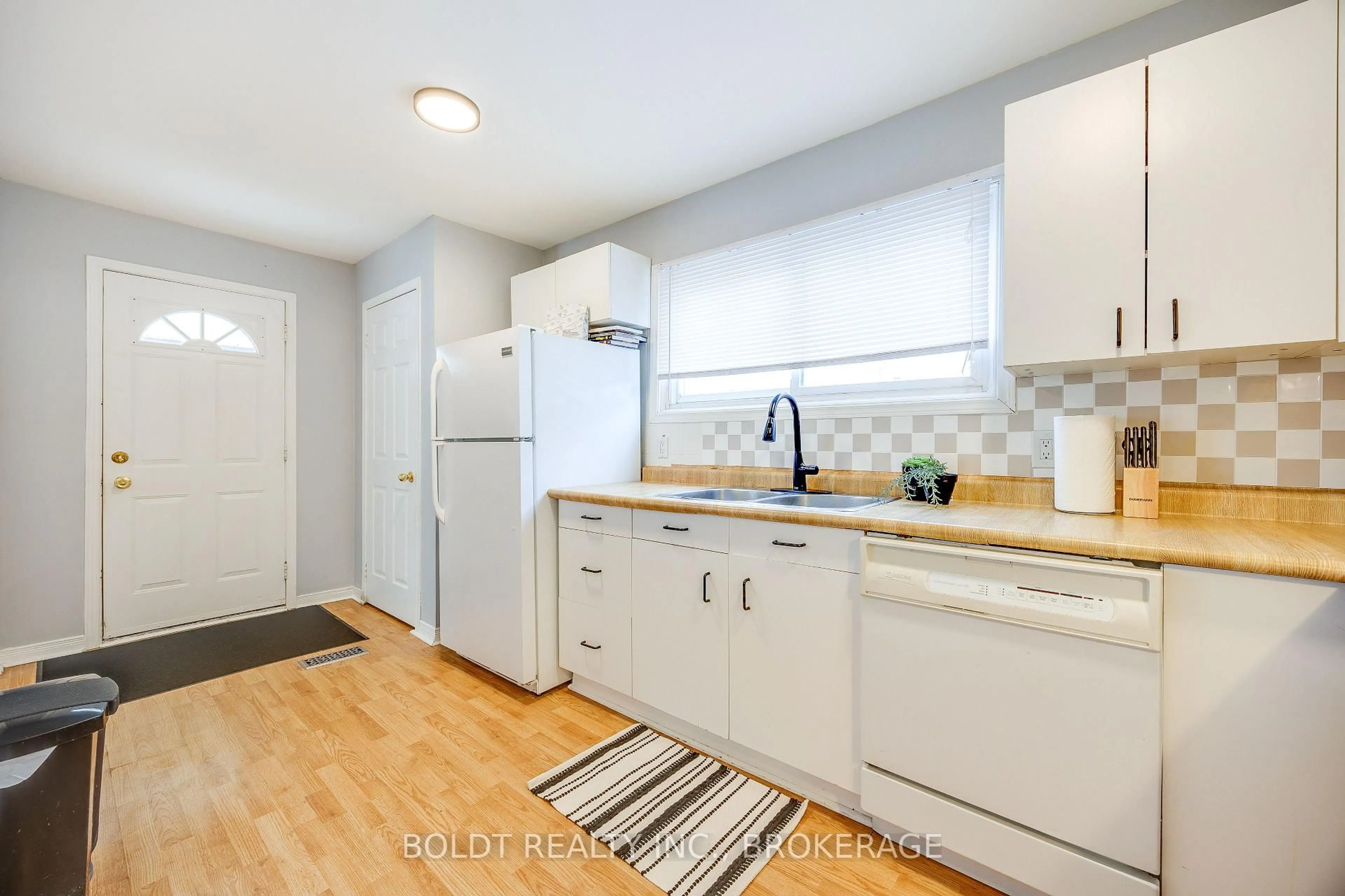 Standard kitchen, unknown for 4365 Second Ave, Niagara Falls Ontario L2E 4G8