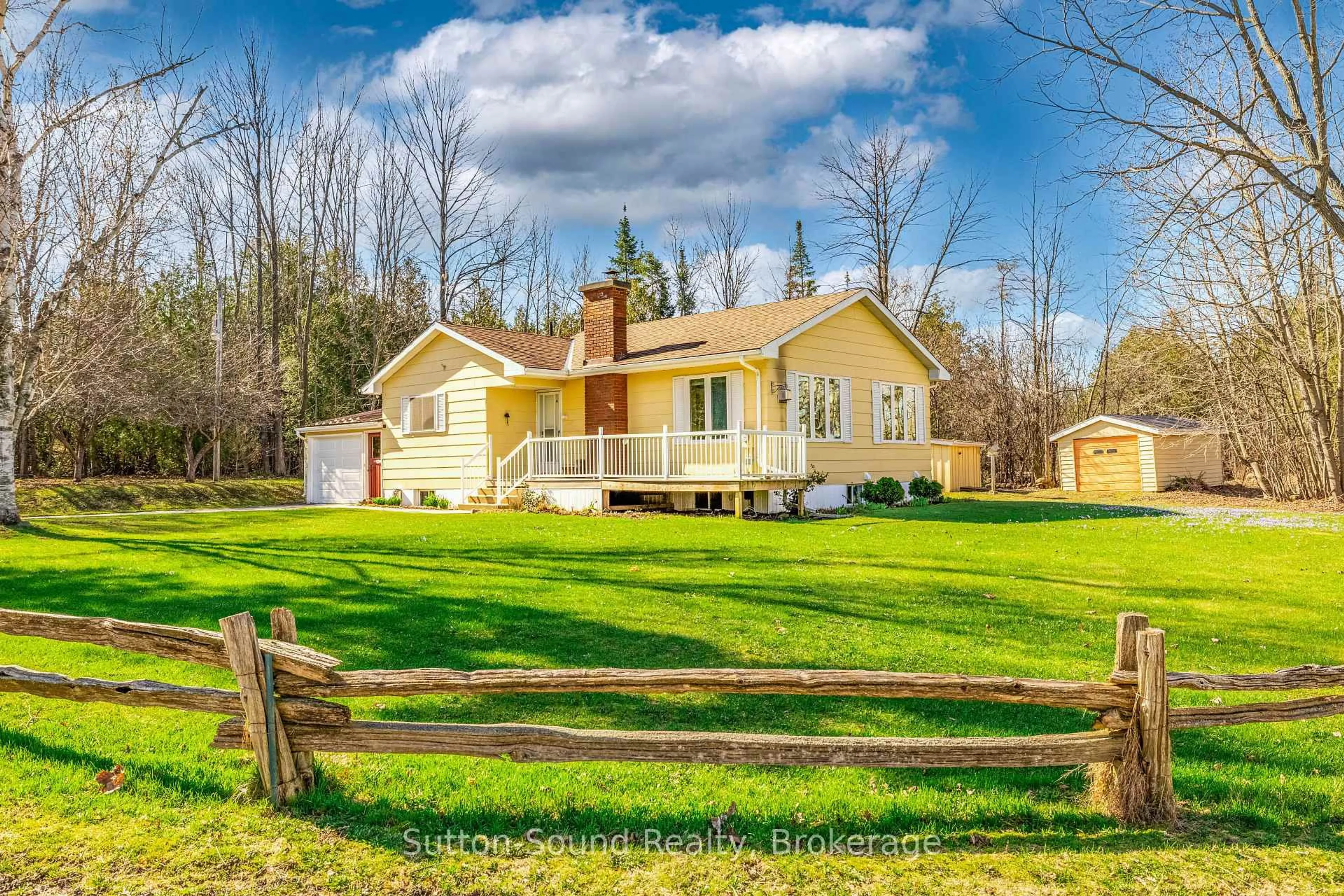A pic from outside/outdoor area/front of a property/back of a property/a pic from drone, unknown for 125 Paradise Bay Rd, Meaford Ontario N0H 1B0