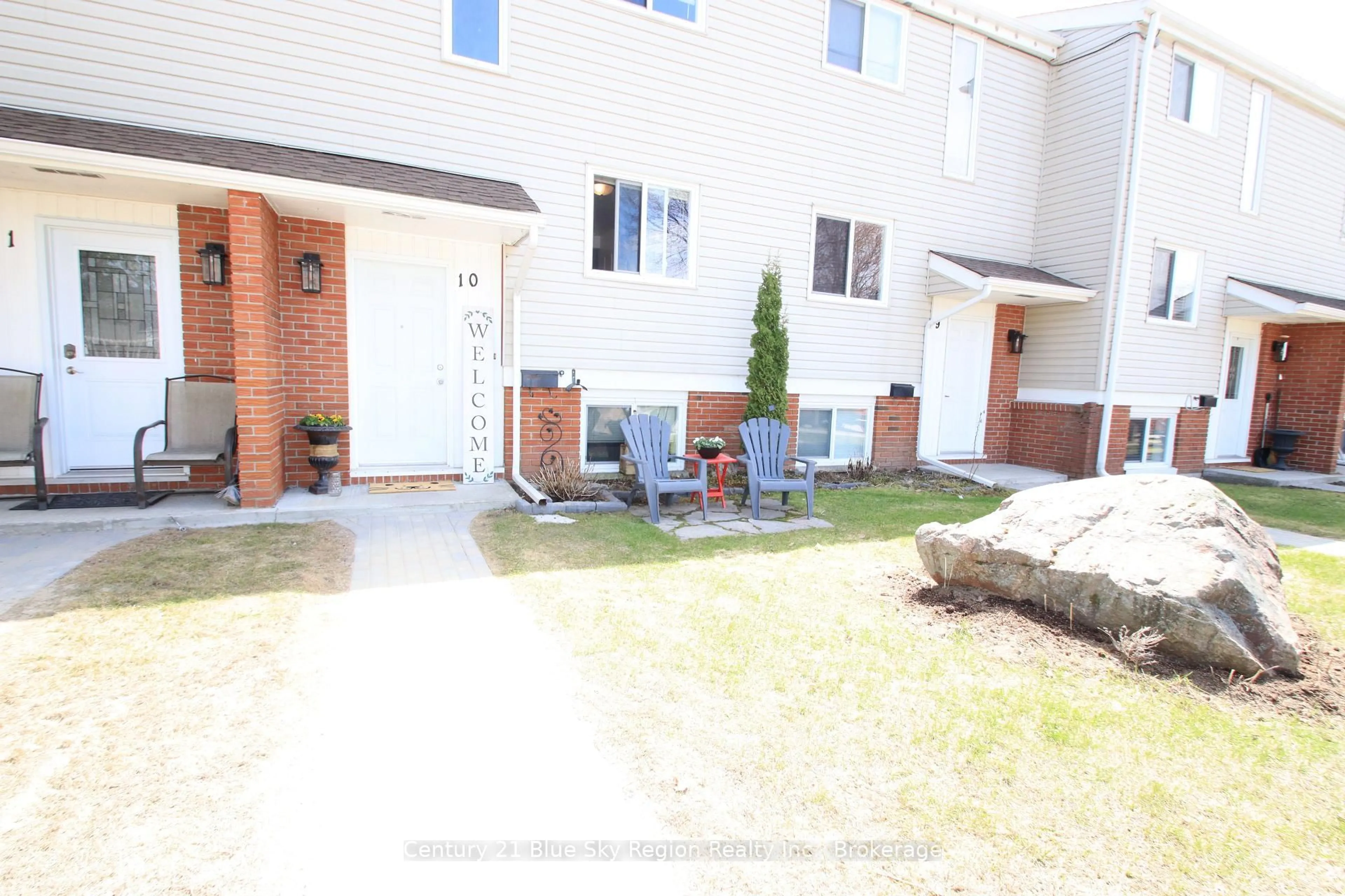 Patio, street for 604 Banner Ave #10, North Bay Ontario P1A 1X8