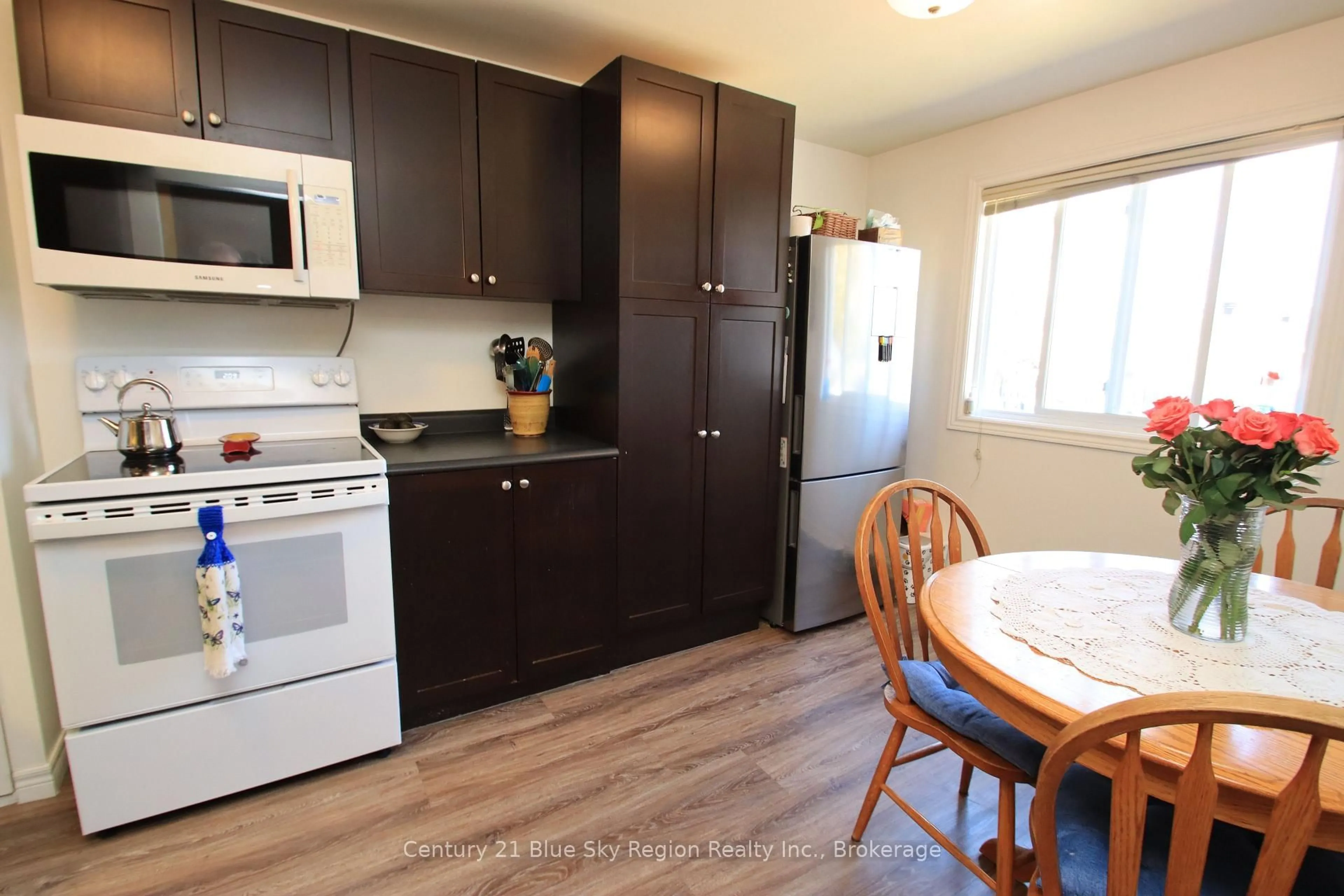Standard kitchen, wood/laminate floor for 604 Banner Ave #10, North Bay Ontario P1A 1X8