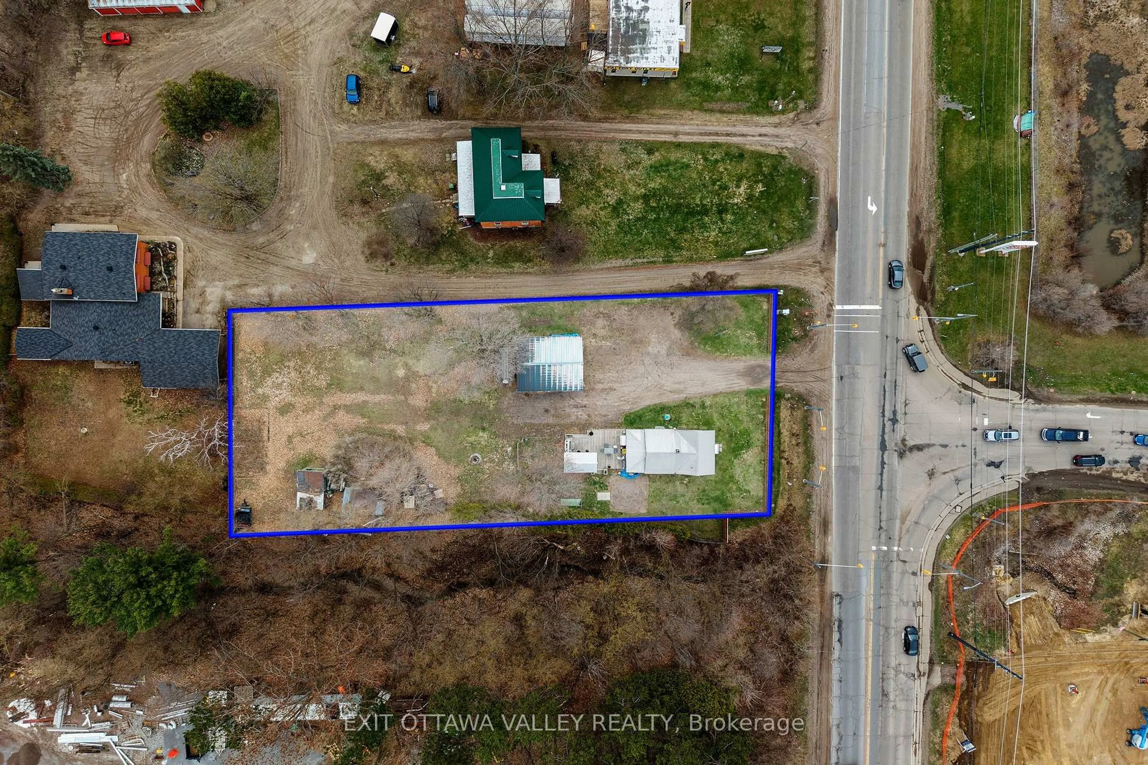 A pic from outside/outdoor area/front of a property/back of a property/a pic from drone, unknown for 1165 Pembroke St, Pembroke Ontario K8A 7R4