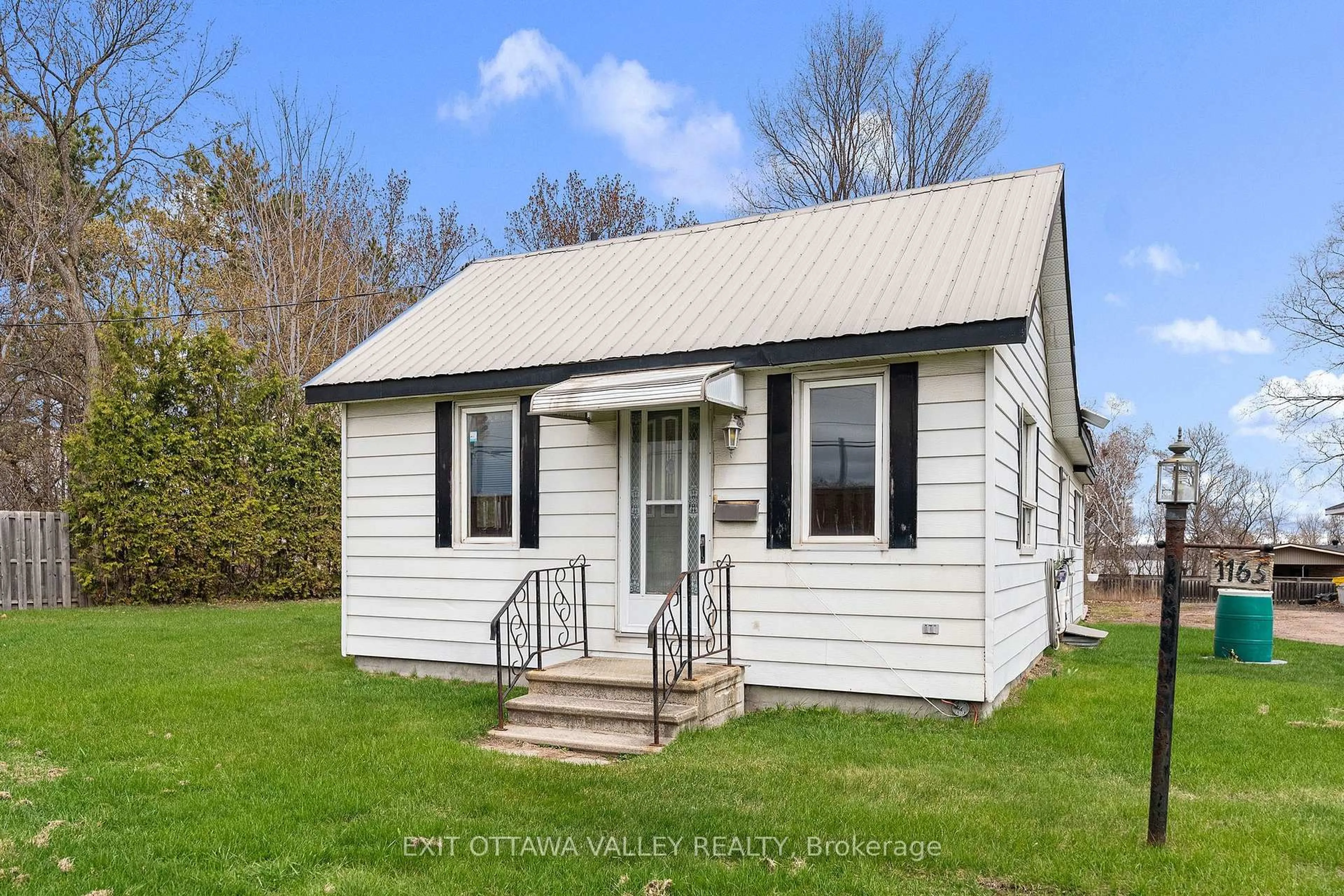 Home with vinyl exterior material, street for 1165 Pembroke St, Pembroke Ontario K8A 7R4