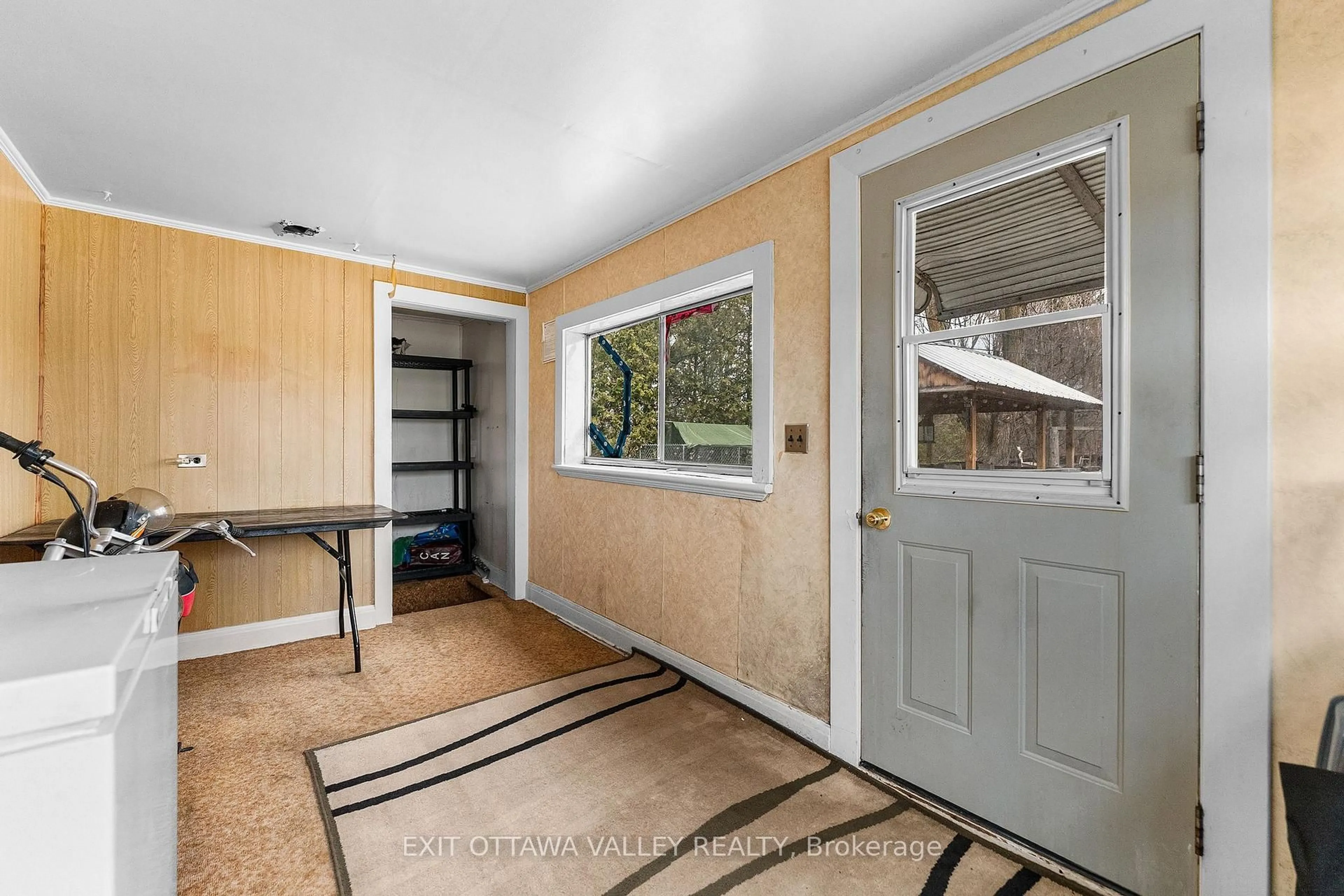 Indoor entryway for 1165 Pembroke St, Pembroke Ontario K8A 7R4