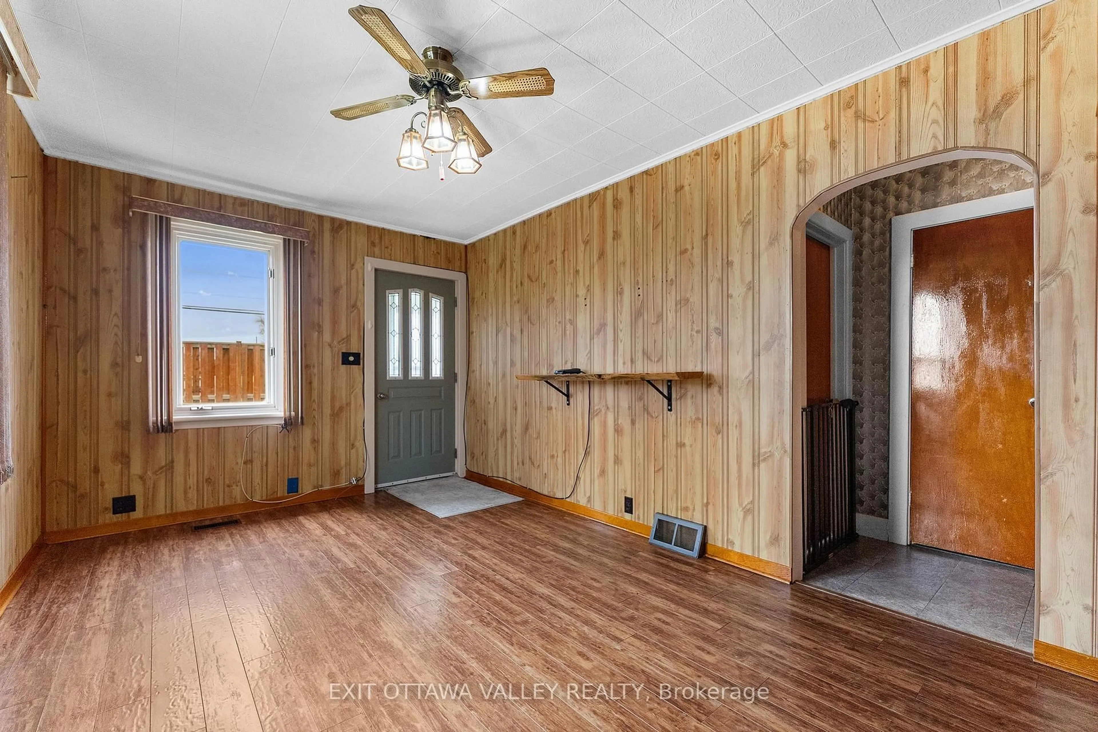 Indoor entryway for 1165 Pembroke St, Pembroke Ontario K8A 7R4