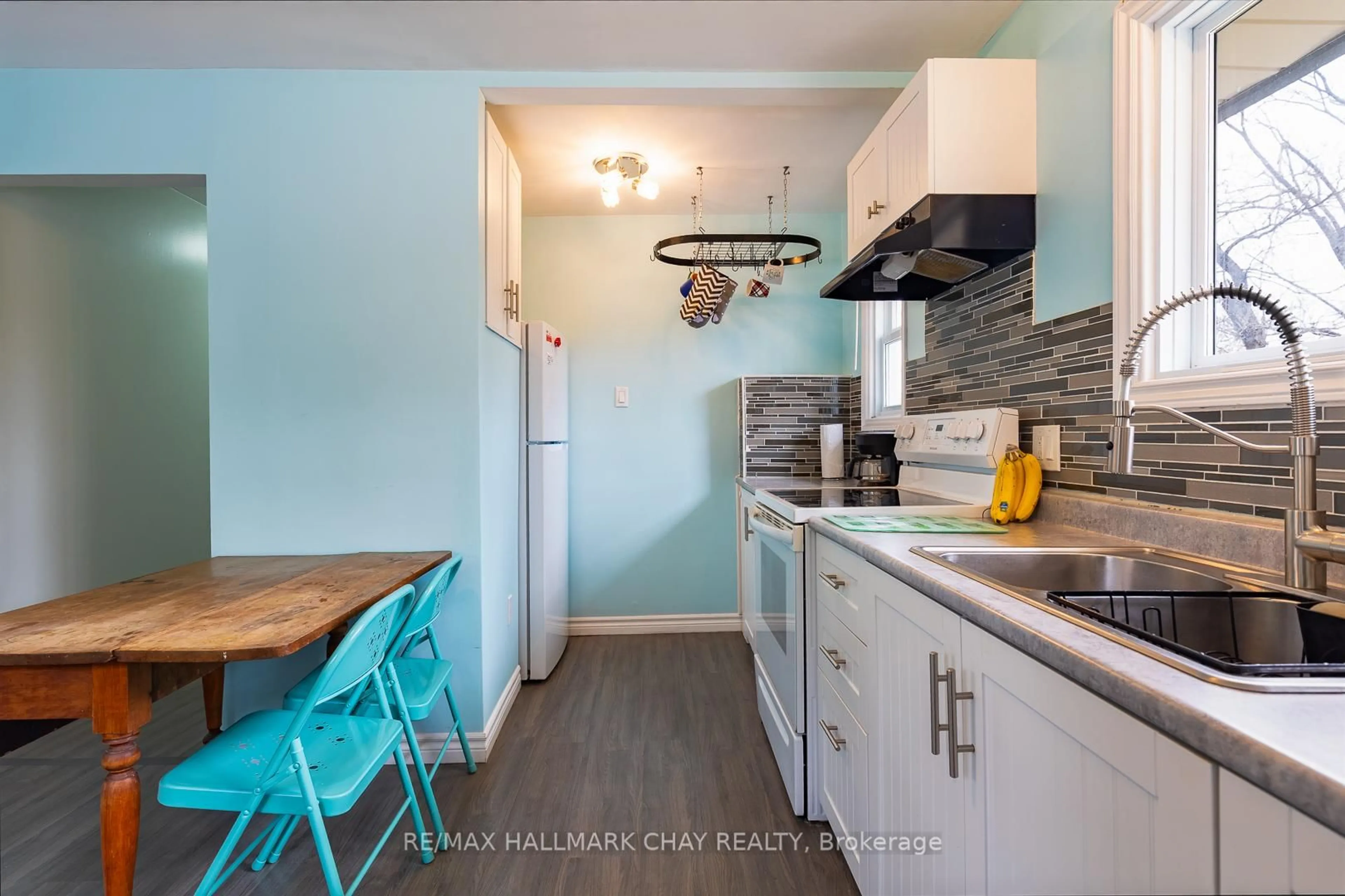 Standard kitchen, wood/laminate floor for 6 Dickson St, Kawartha Lakes Ontario K0M 2A0