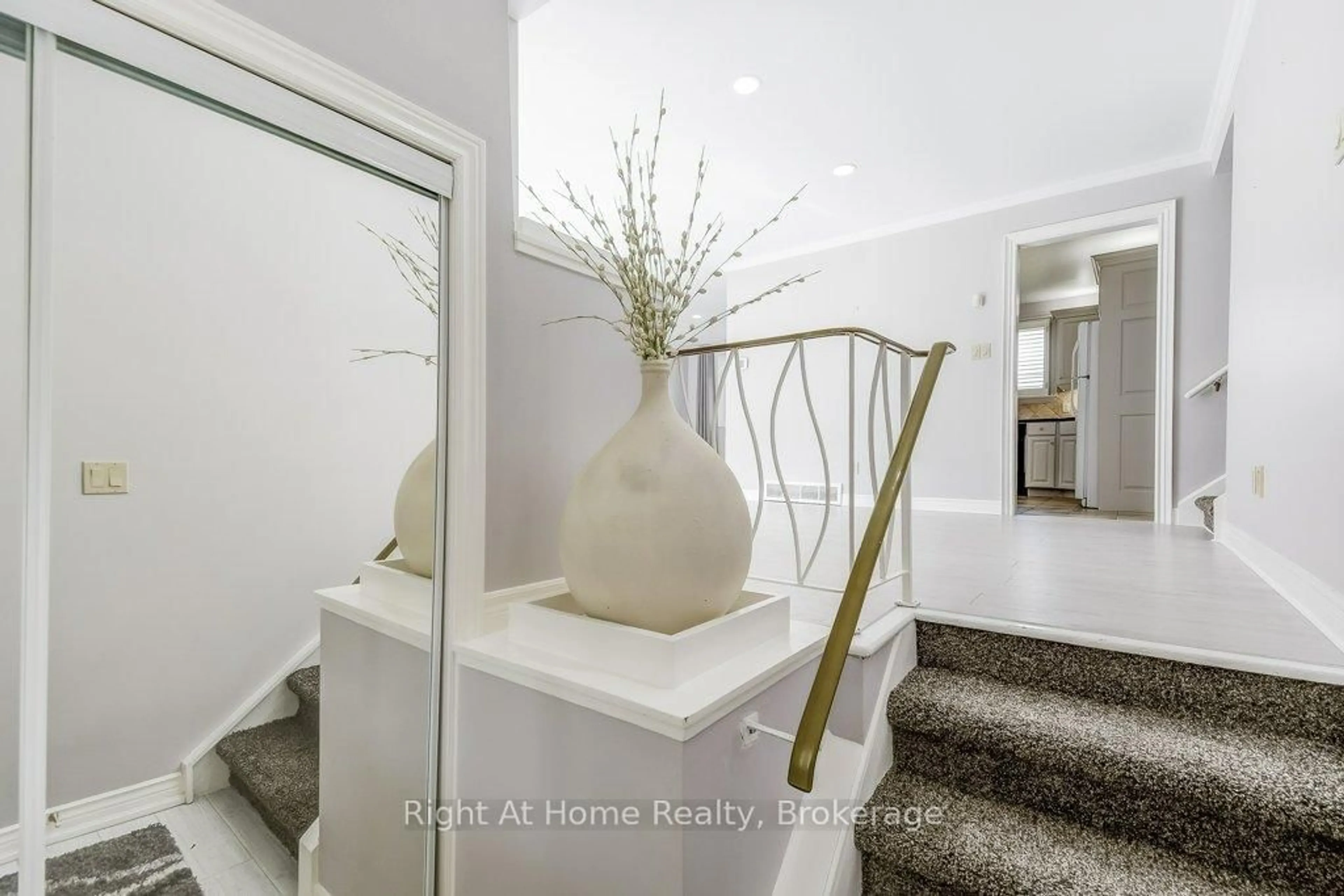 Indoor entryway for 207 Montmorency Dr, Hamilton Ontario L8K 5H3