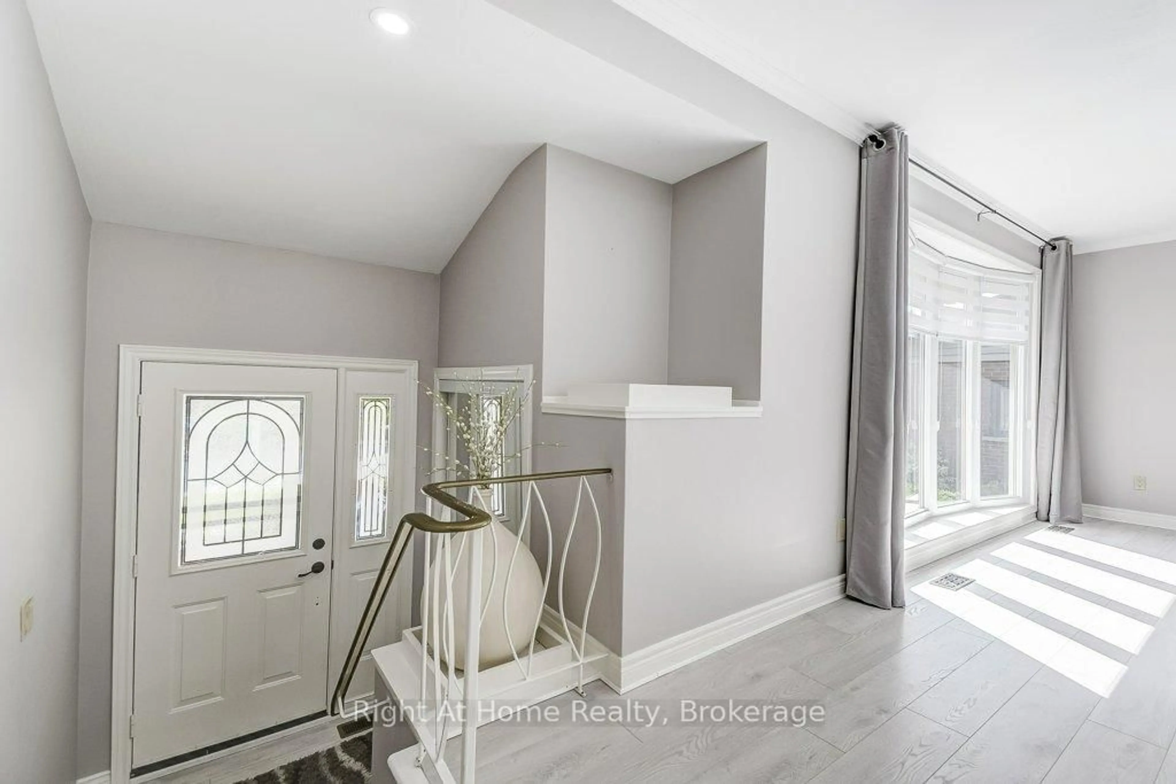 Indoor entryway for 207 Montmorency Dr, Hamilton Ontario L8K 5H3