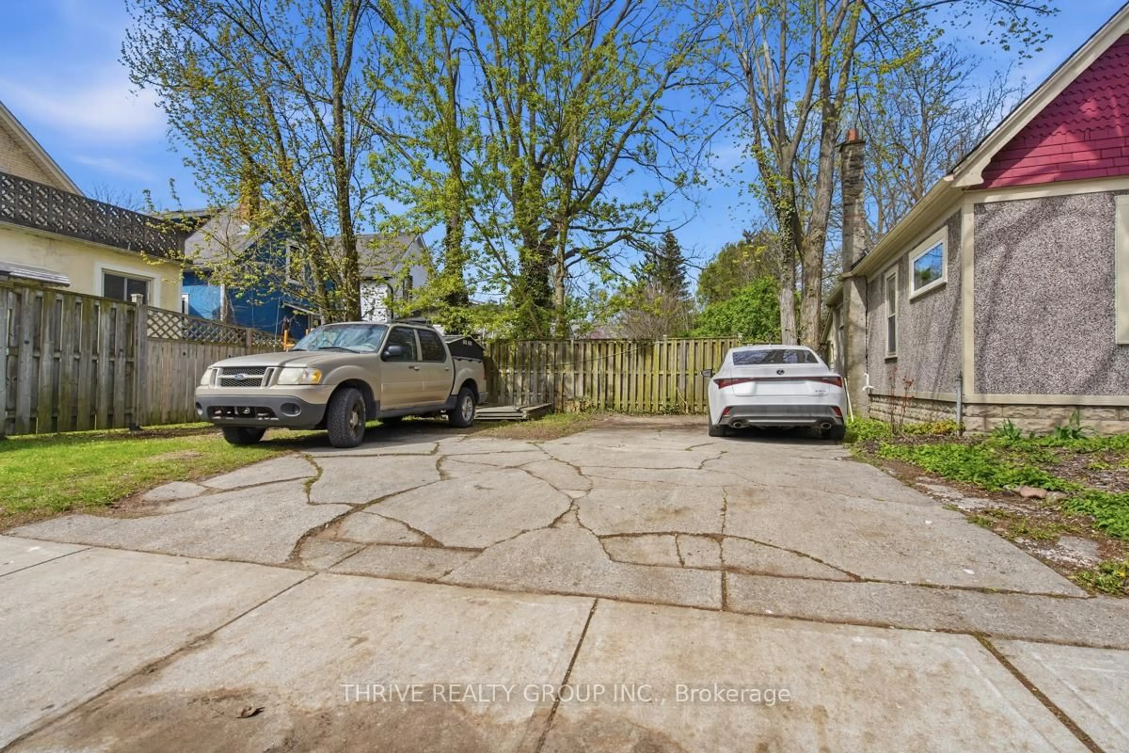 A pic from outside/outdoor area/front of a property/back of a property/a pic from drone, street for 2 Moir St, London North Ontario N6H 1H8