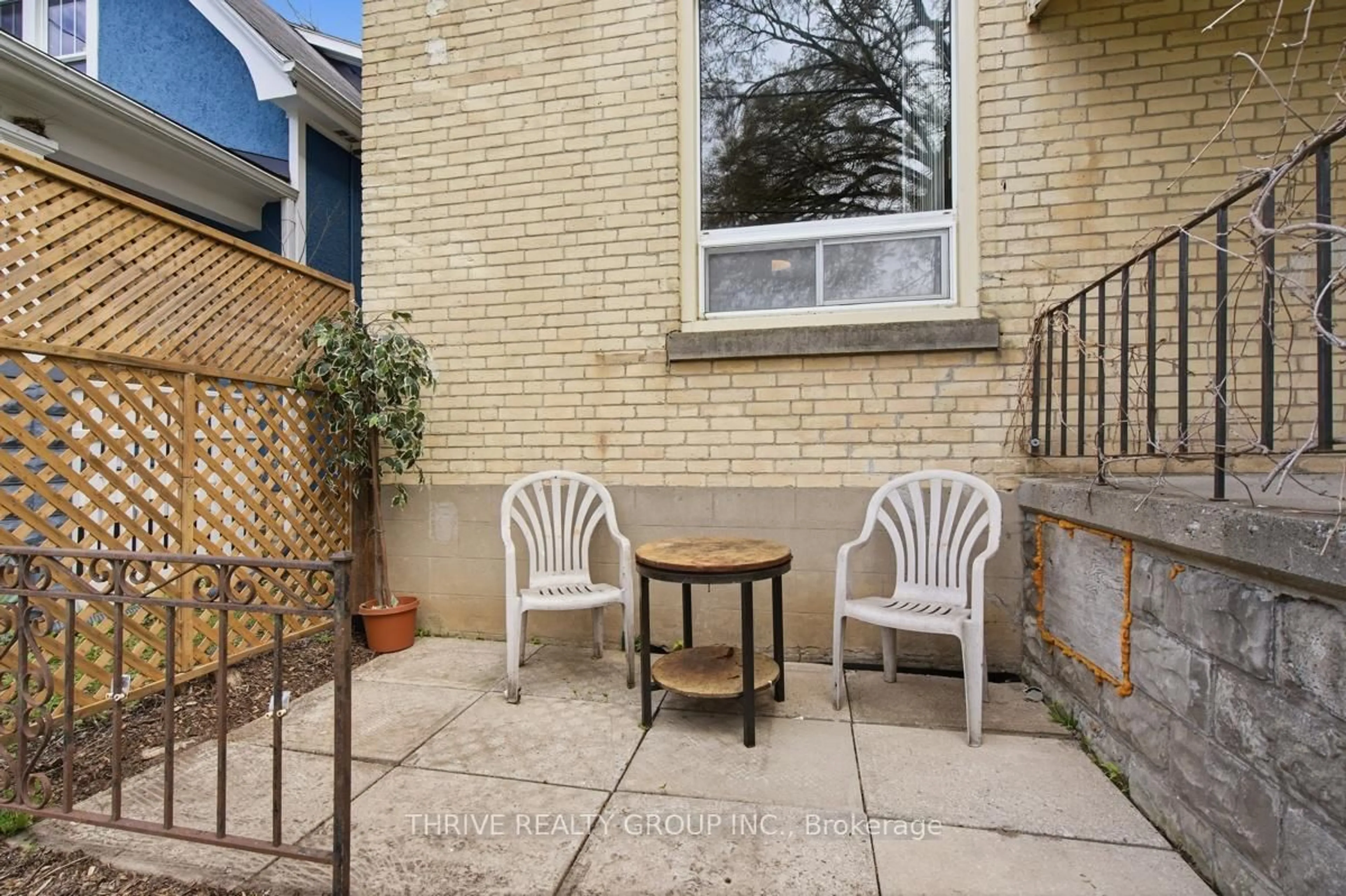Patio, street for 2 Moir St, London North Ontario N6H 1H8