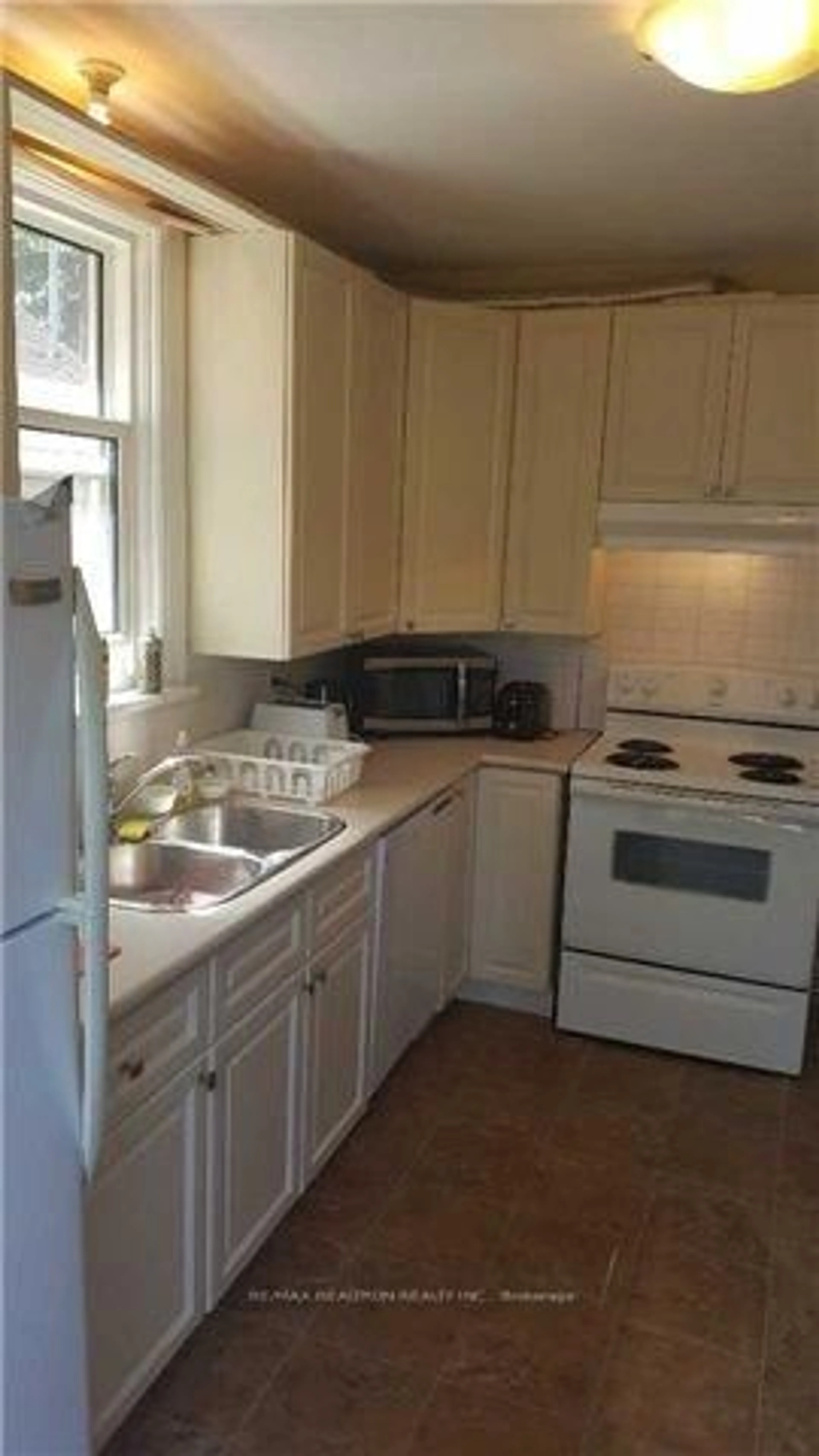 Standard kitchen, unknown for 28 Hollywood St, Hamilton Ontario L8S 3K6