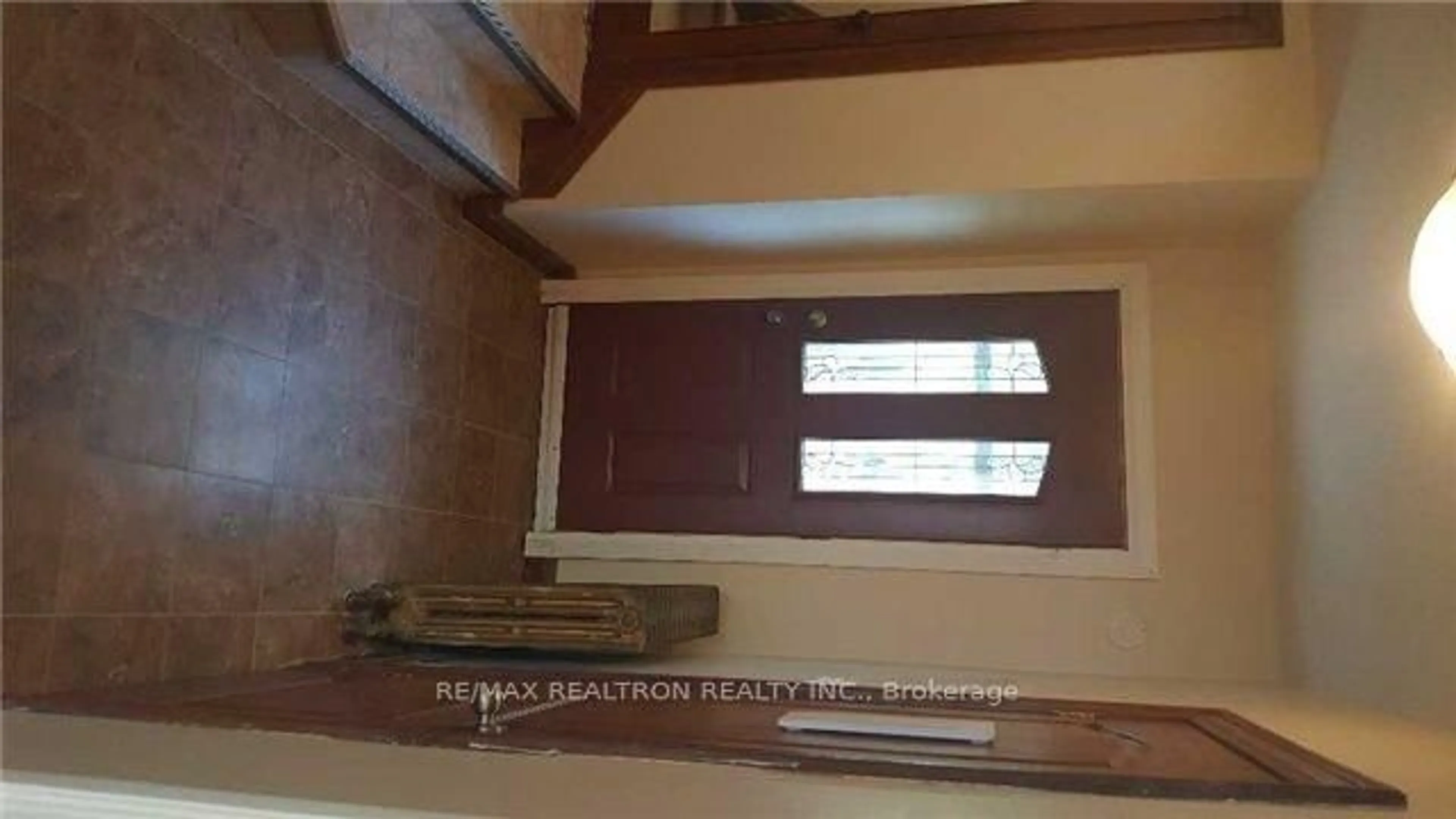 Indoor foyer for 28 Hollywood St, Hamilton Ontario L8S 3K6