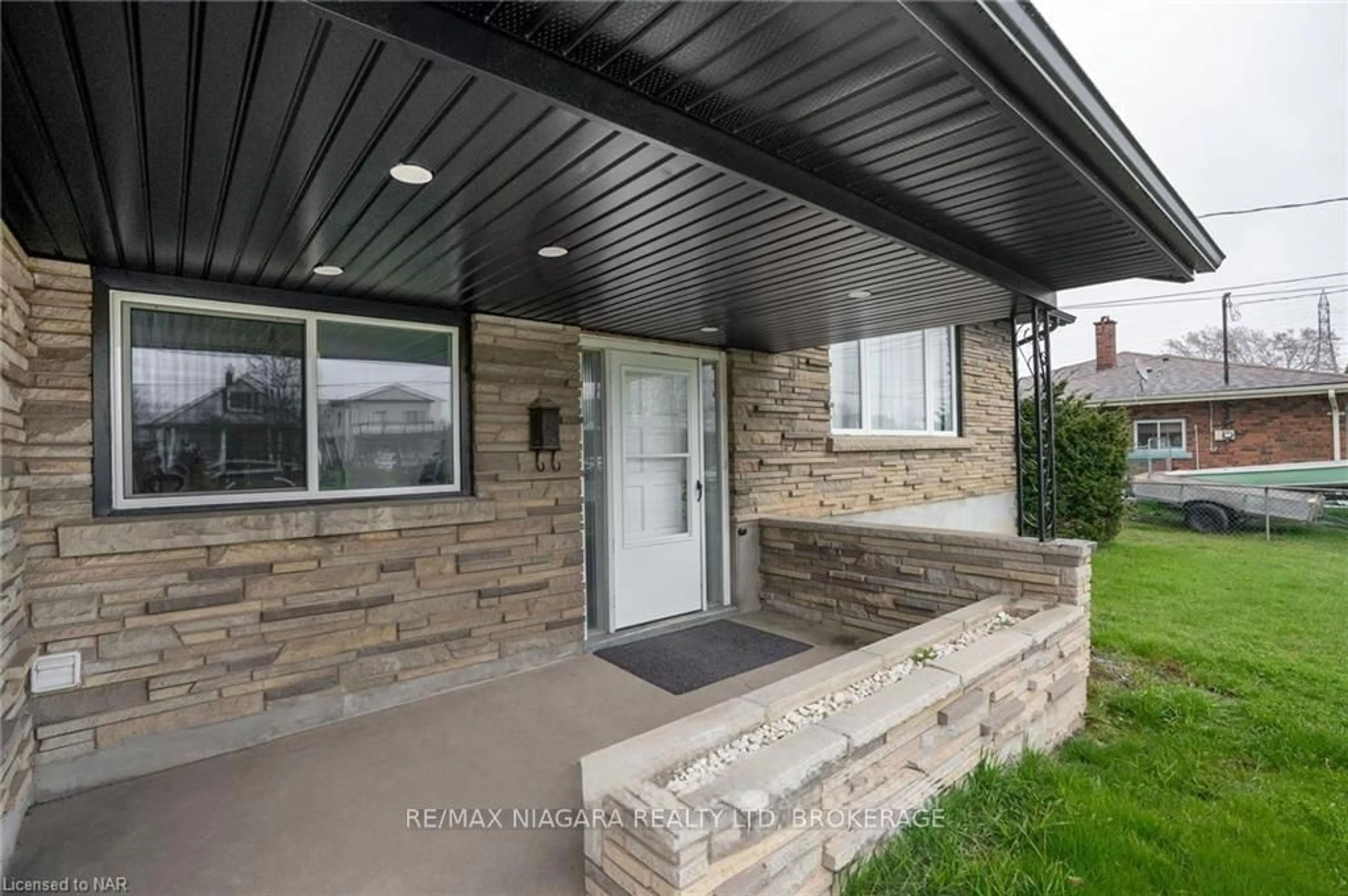 Unknown for 1075 Ontario Rd, Welland Ontario L3B 5E5