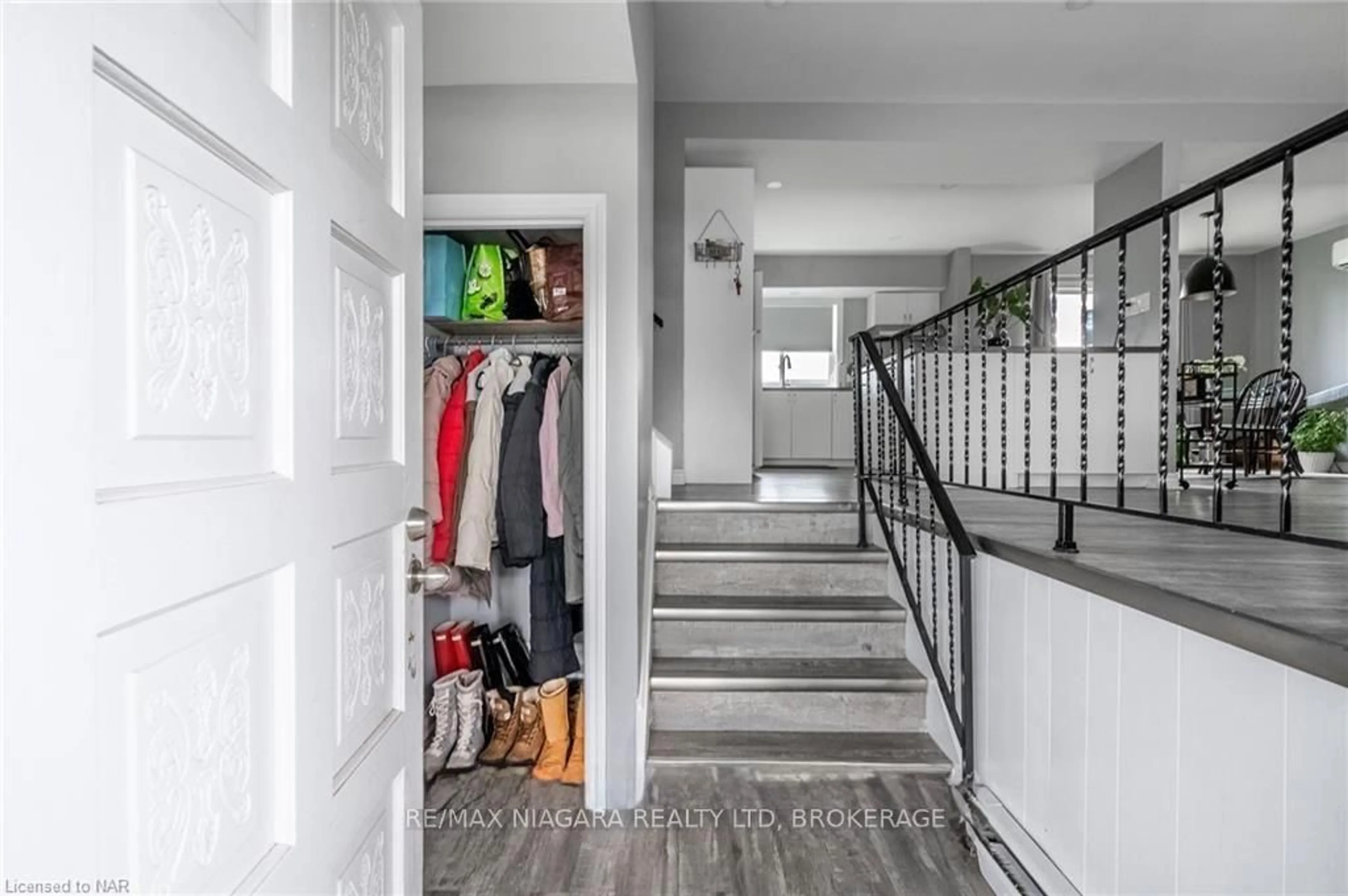Indoor entryway for 1075 Ontario Rd, Welland Ontario L3B 5E5