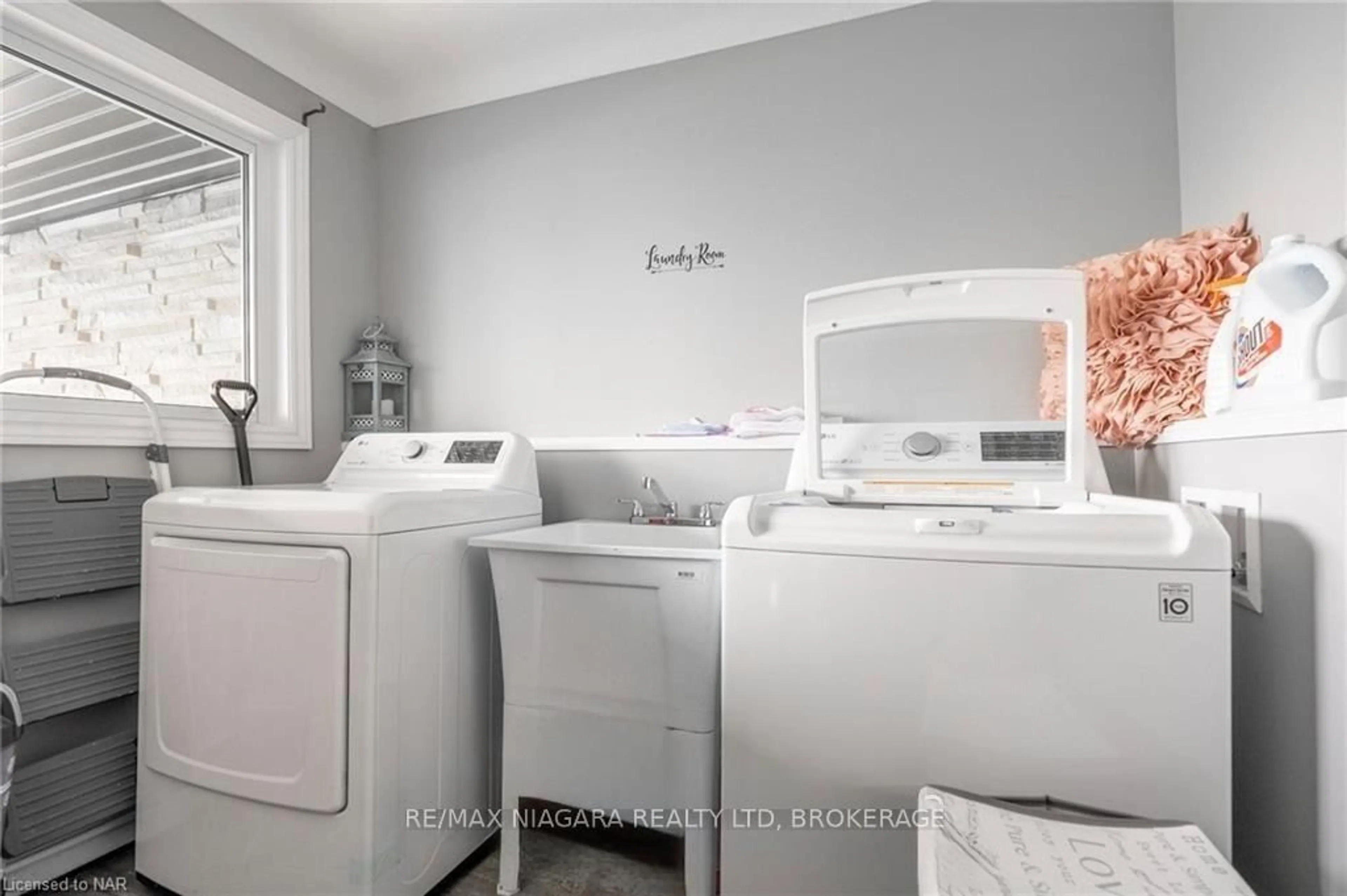Laundry room for 1075 Ontario Rd, Welland Ontario L3B 5E5