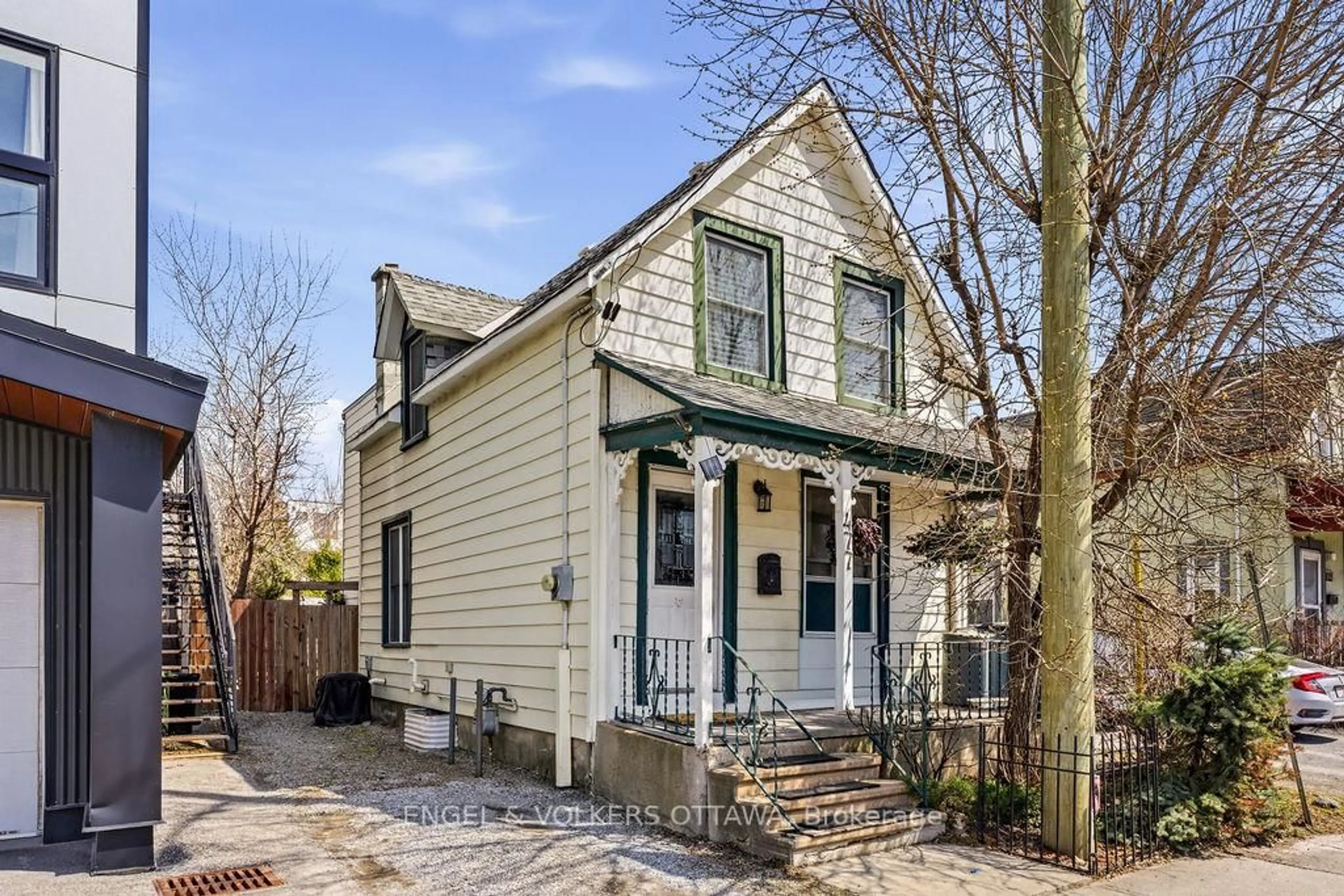 Home with vinyl exterior material, street for 477 Booth St, Ottawa Ontario K1R 7L1
