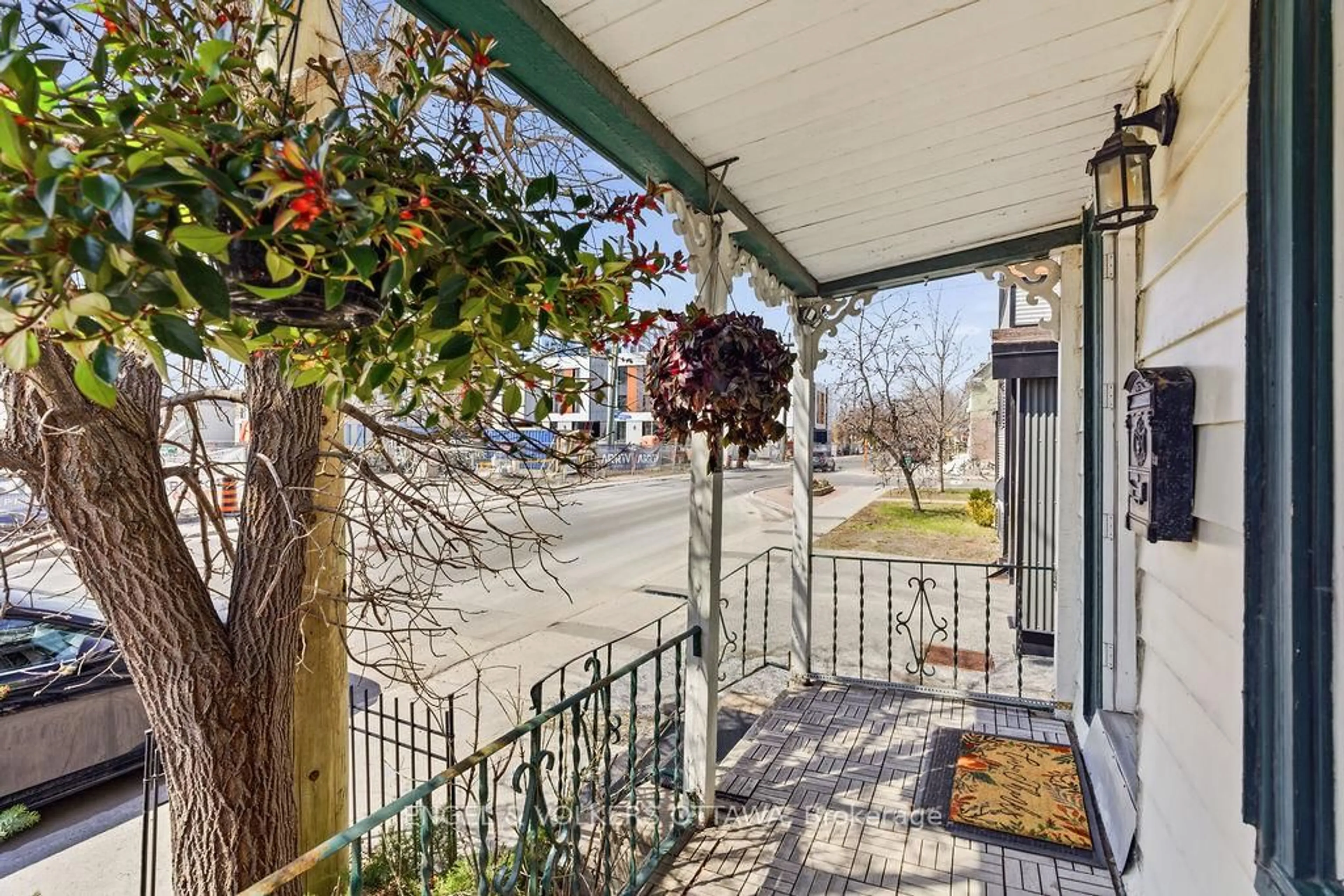 Patio, street for 477 Booth St, Ottawa Ontario K1R 7L1