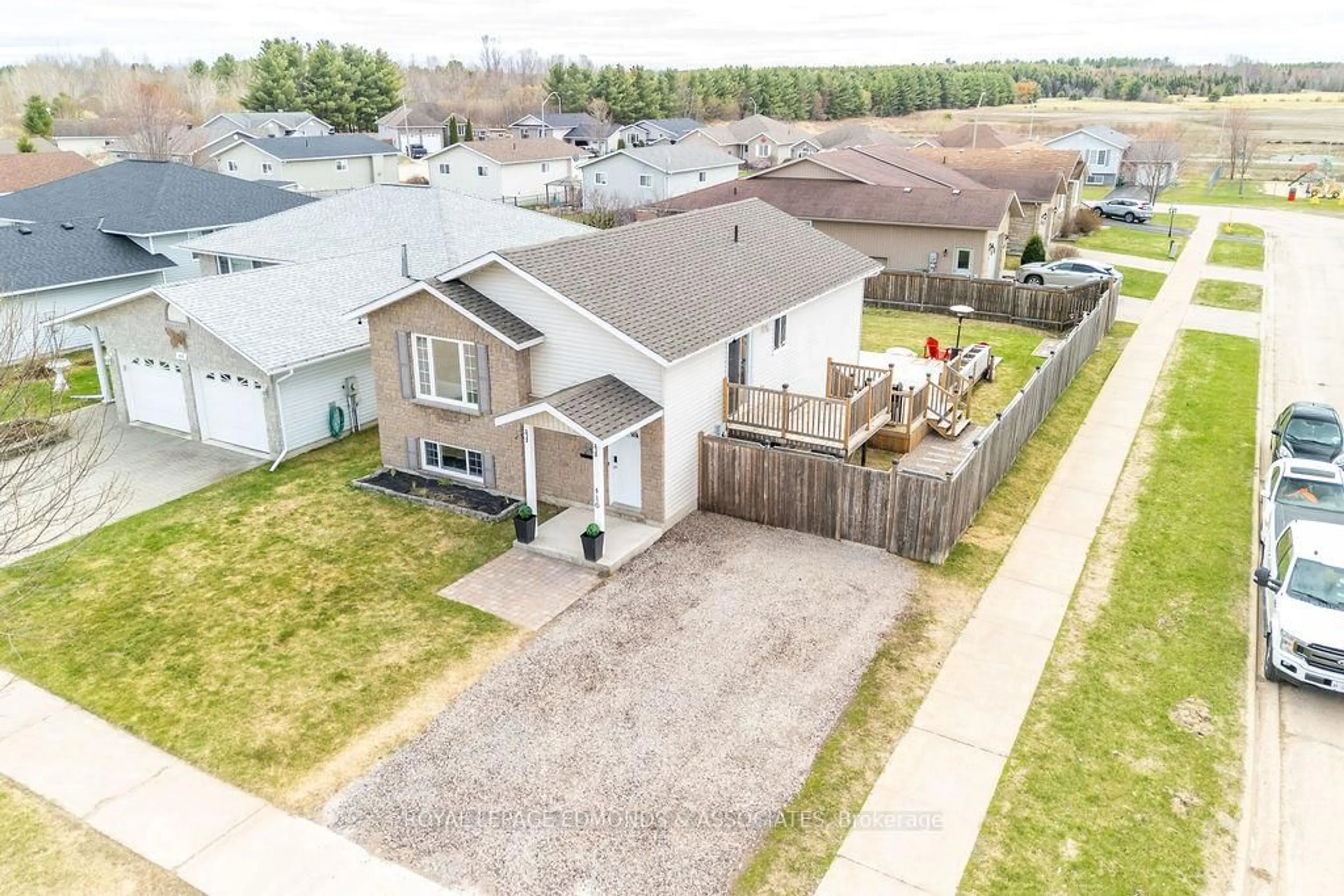 A pic from outside/outdoor area/front of a property/back of a property/a pic from drone, street for 416 Sweezey Crt, Pembroke Ontario K8A 8S3