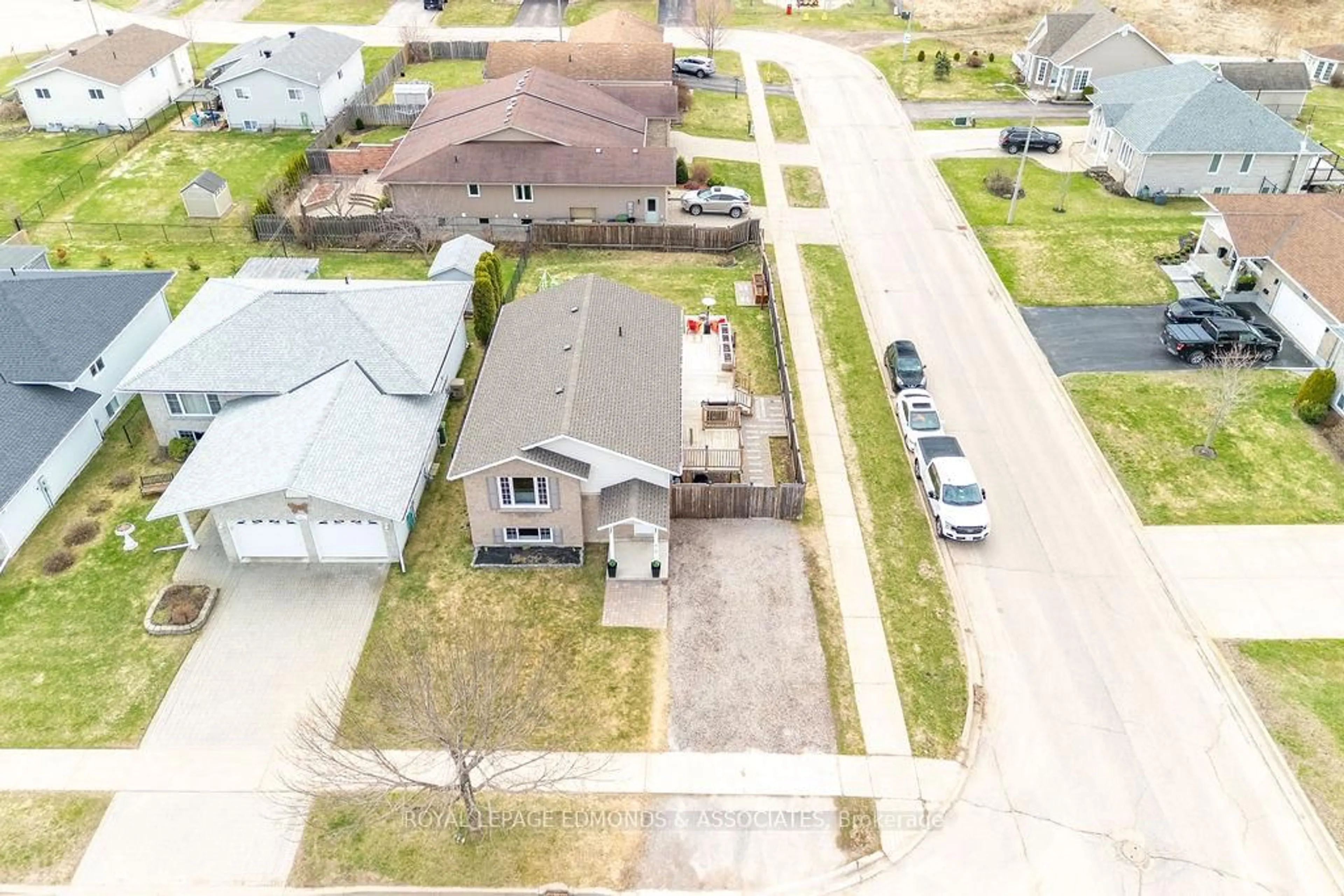 A pic from outside/outdoor area/front of a property/back of a property/a pic from drone, street for 416 Sweezey Crt, Pembroke Ontario K8A 8S3